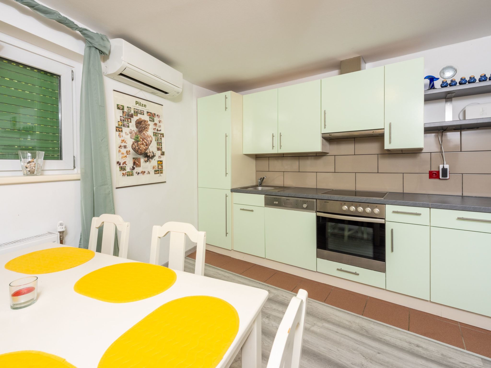 Greenhouse Adria mit großer Terrasse und Pool-Image-tags.info