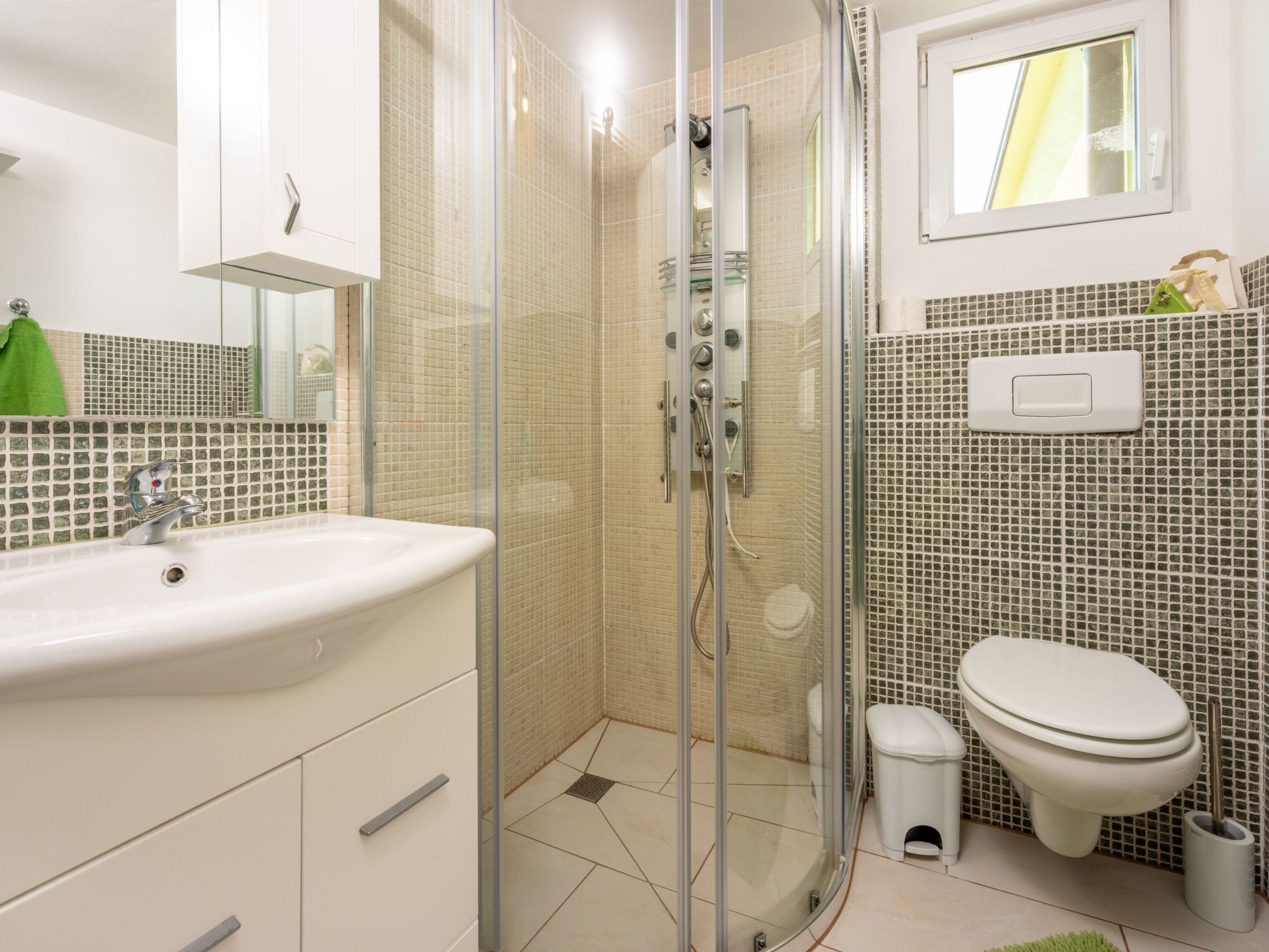 Greenhouse Adria mit großer Terrasse und Pool-Image-tags.info