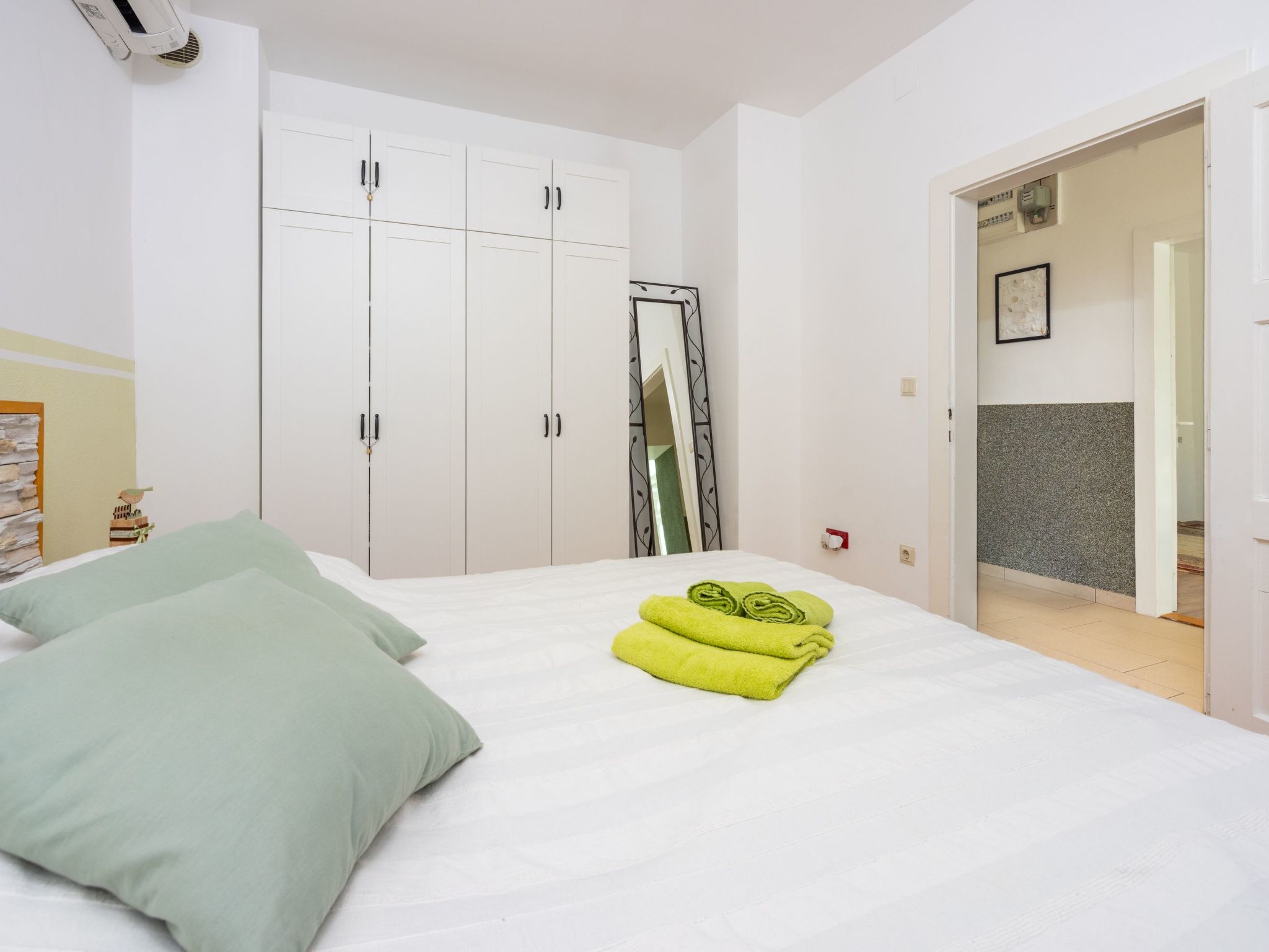 Greenhouse Adria mit großer Terrasse und Pool-Image-tags.info