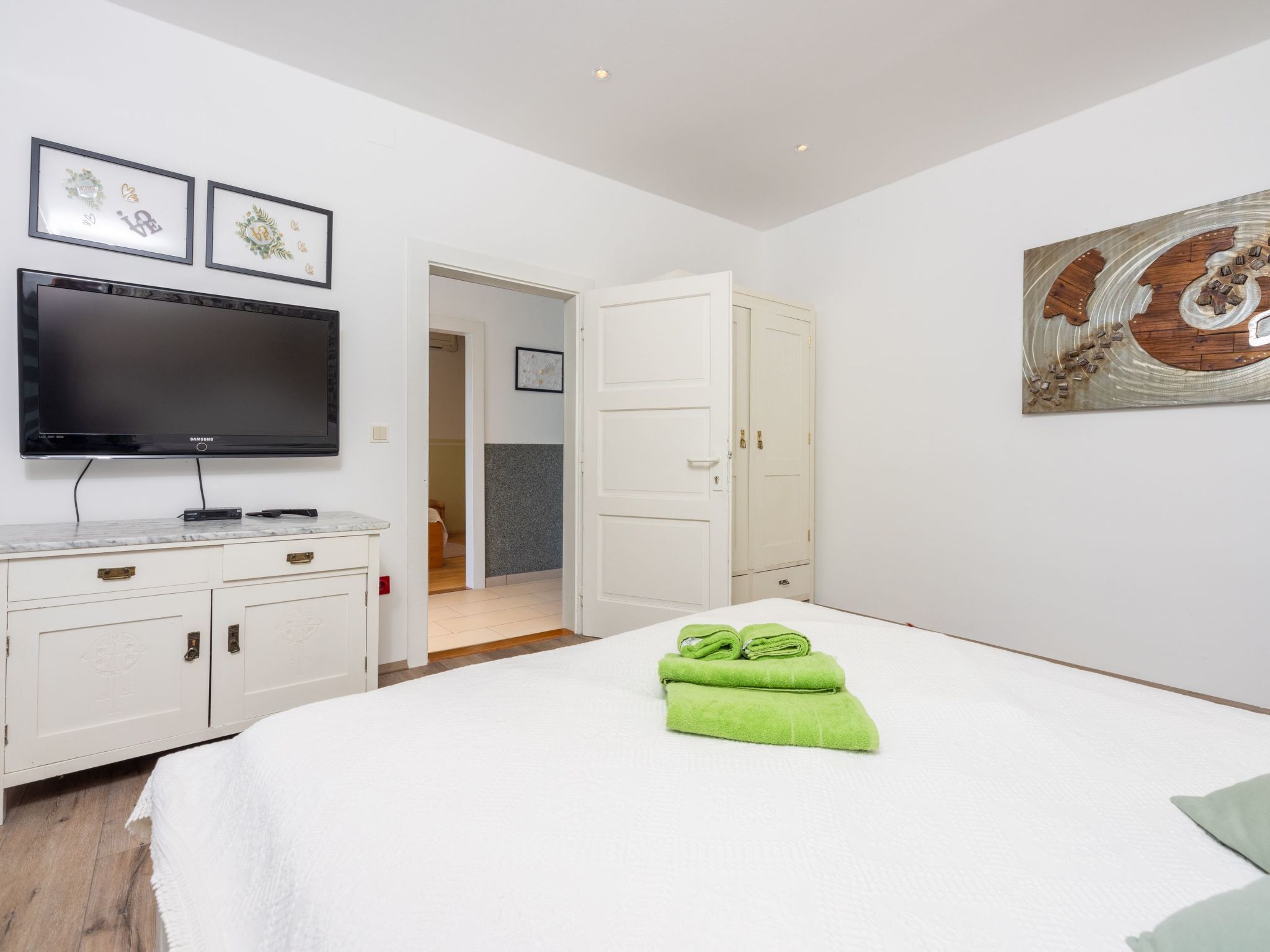 Greenhouse Adria mit großer Terrasse und Pool-Image-tags.info