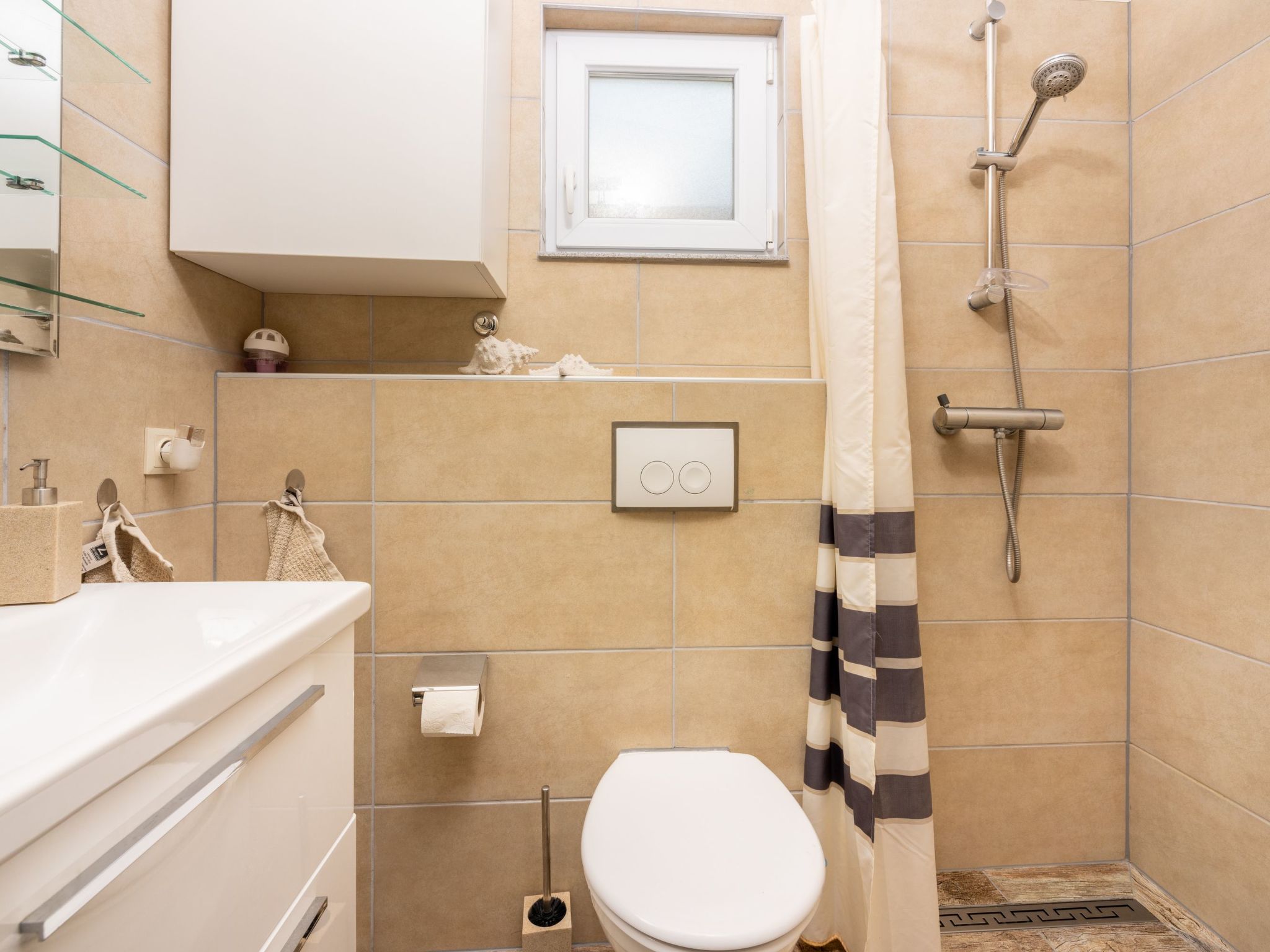 Greenhouse Adria mit großer Terrasse und Pool-Image-tags.info