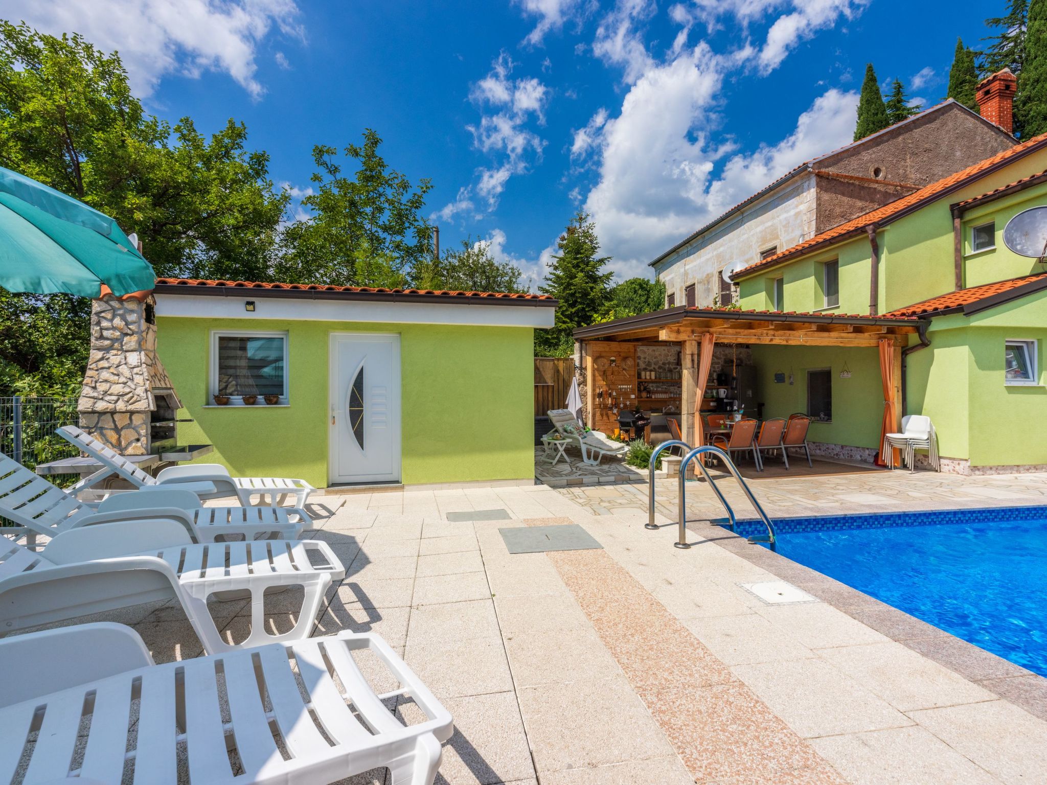 Greenhouse Adria mit großer Terrasse und Pool-Image-tags.info