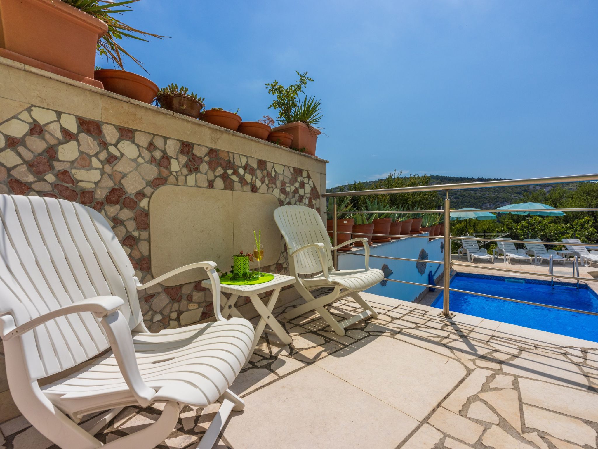 Greenhouse Adria mit großer Terrasse und Pool-Image-tags.info