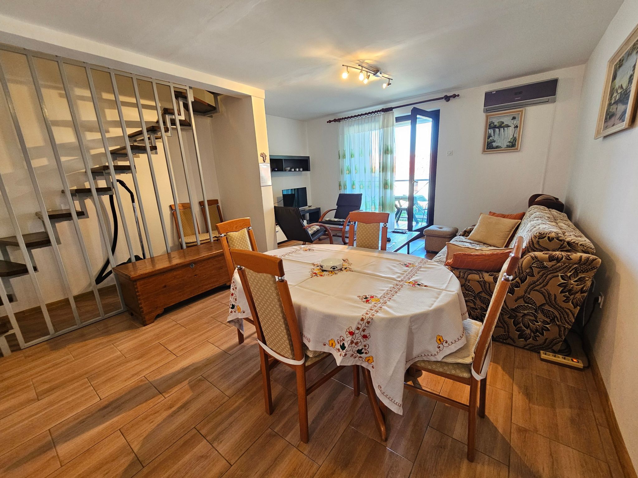 Wohnung auf zwei Etagen mit Terrasse und Balkon-Drinnen