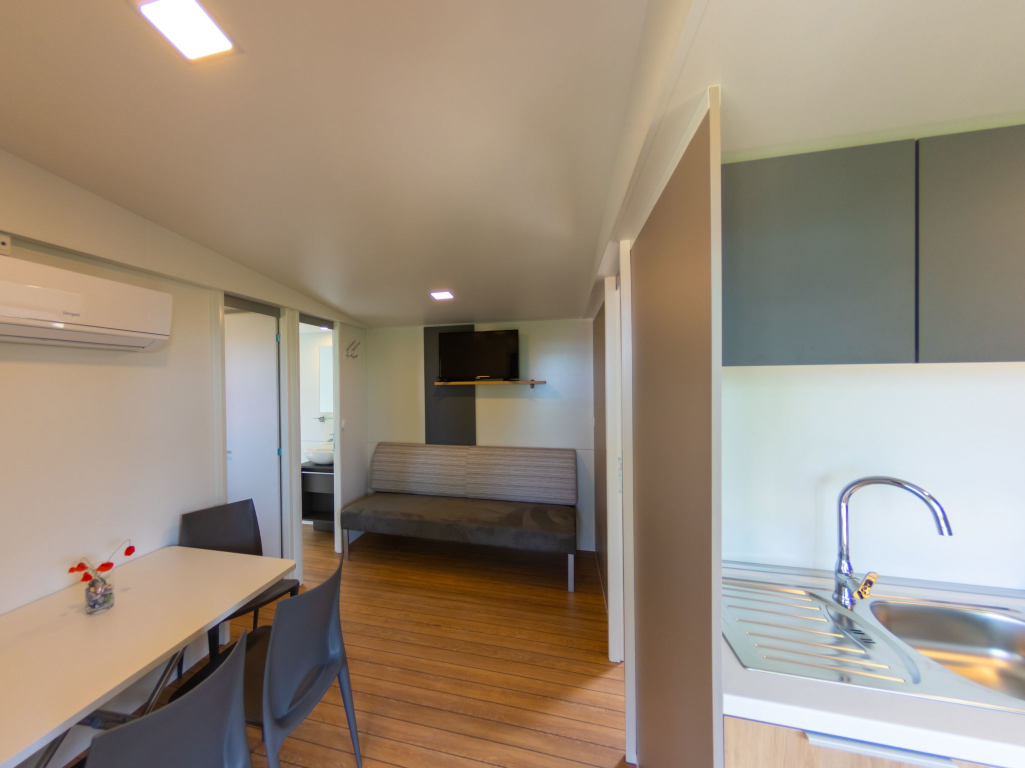 Mobilheim mit gemeinschaftlichem Pool-Dedans