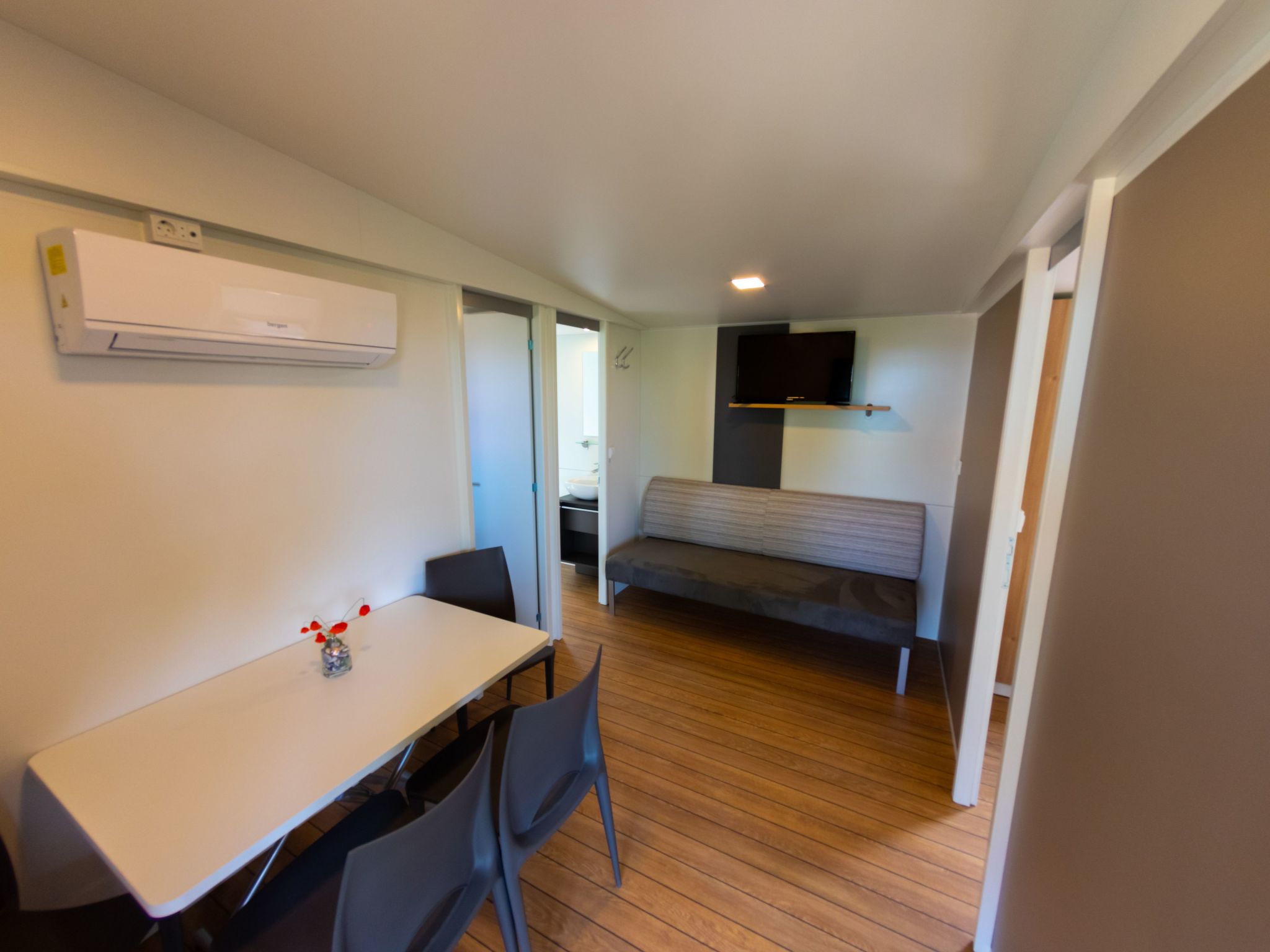 Mobilheim mit gemeinschaftlichem Pool-Dedans