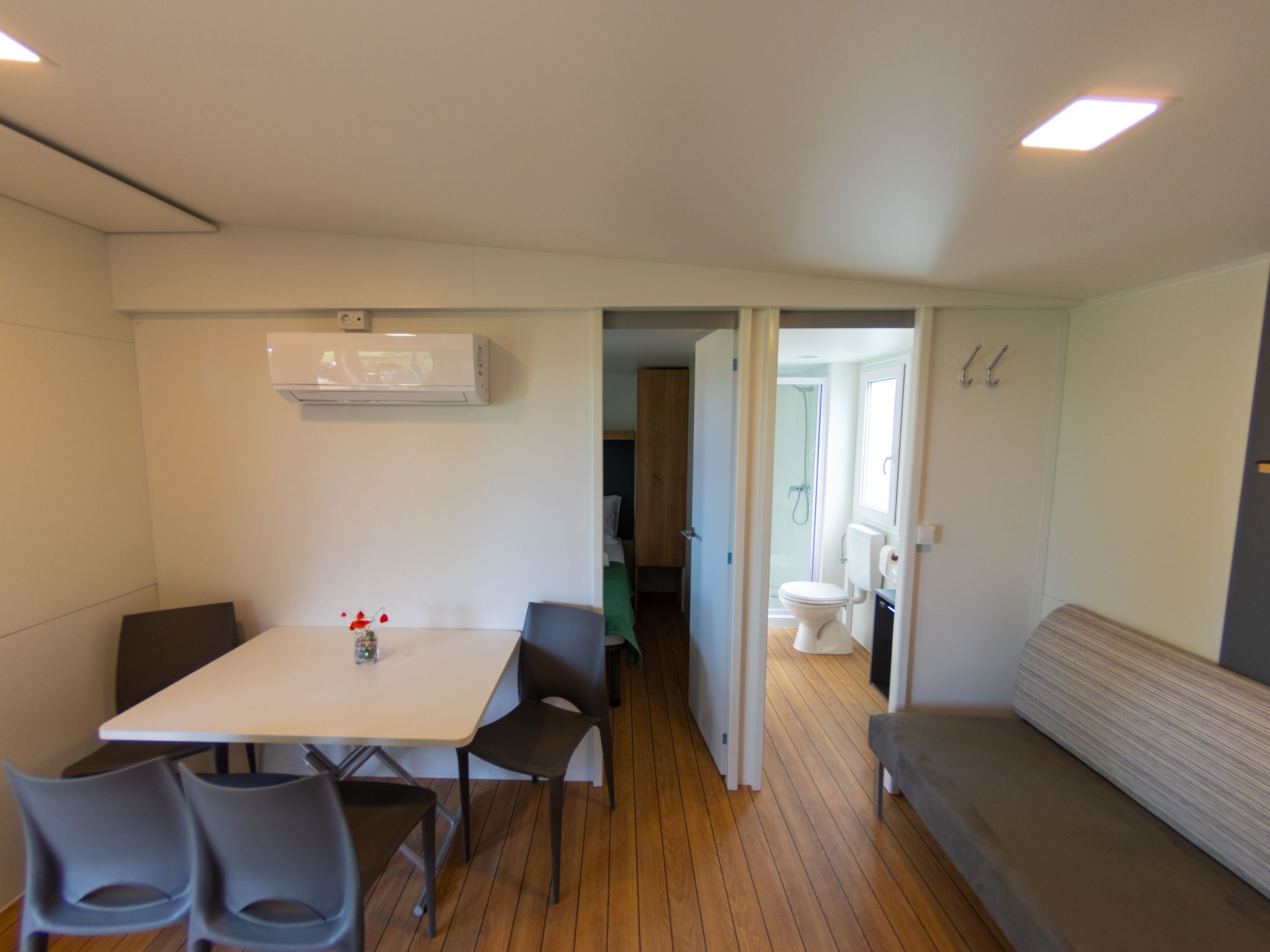 Mobilheim mit gemeinschaftlichem Pool-Dedans