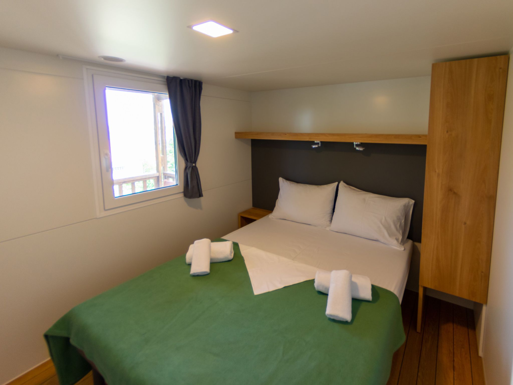 Mobilheim mit gemeinschaftlichem Pool-Dedans