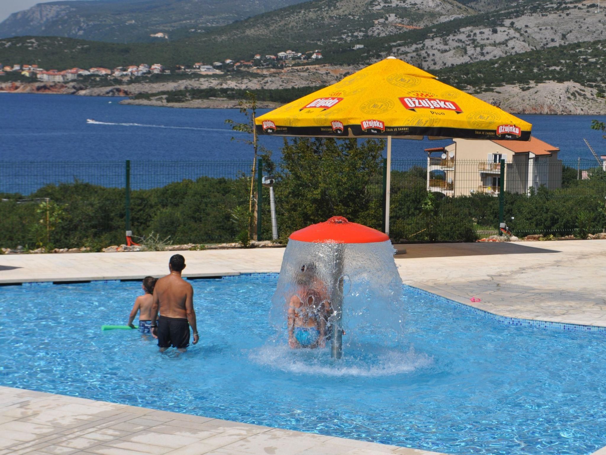 Mobilheim mit gemeinschaftlichem Pool-Dedans