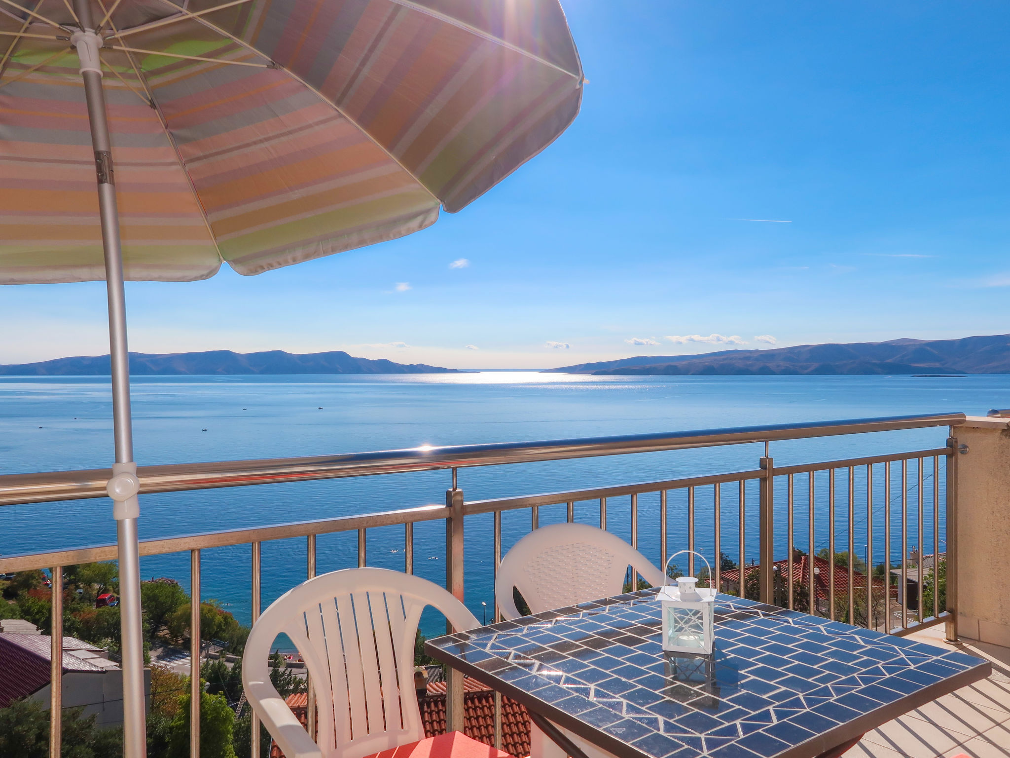 "Elena", appartement 2-kamers 45 m2 op de 1e verdieping. Woon-/eetkamer met 1 2-pers divanbed (140 cm, lengte 200 cm), Sat-TV en air-conditioning. Uitgang naar het balkon. 1 kamer met 1 2-pers bed (16..