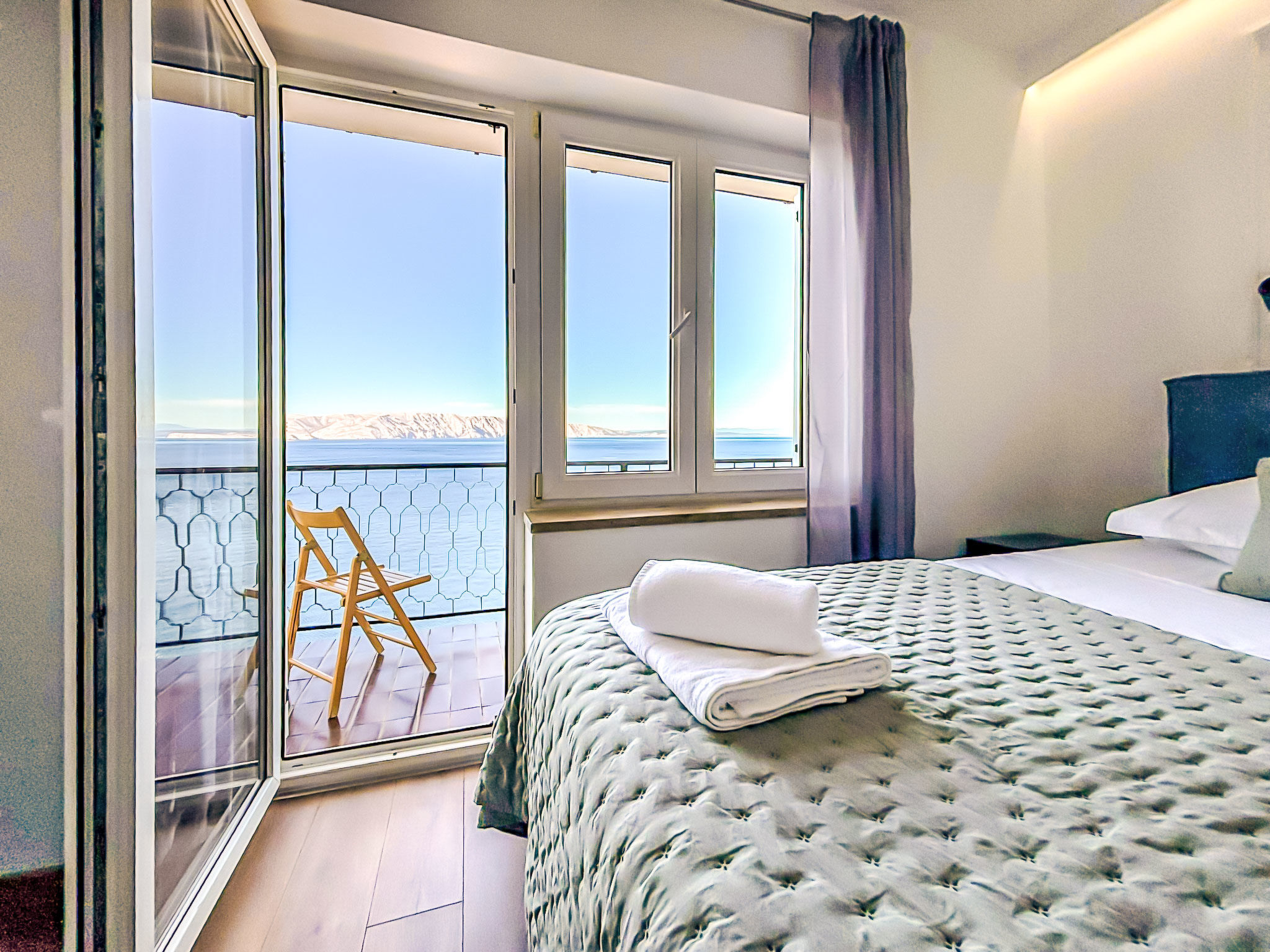 Appartement 3-kamers 96 m2 op de 2e verdieping. Woon-/eetkamer met Sat-TV en air-conditioning. Uitgang naar het balkon. 1 kamer met 1 2-pers bed (2 x 90 cm, lengte 200 cm). Uitgang naar het balkon. 1 ..