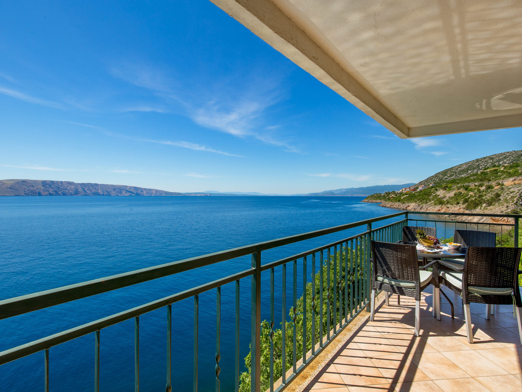 "Marina", appartement 2-kamers 42 m2 op de 1e verdieping. 1 kamer met 2 bedden (90 cm, lengte 200 cm). Uitgang naar het balkon. 1 kamer met 1 2-pers bed (160 cm, lengte 200 cm). Uitgang naar het balko..