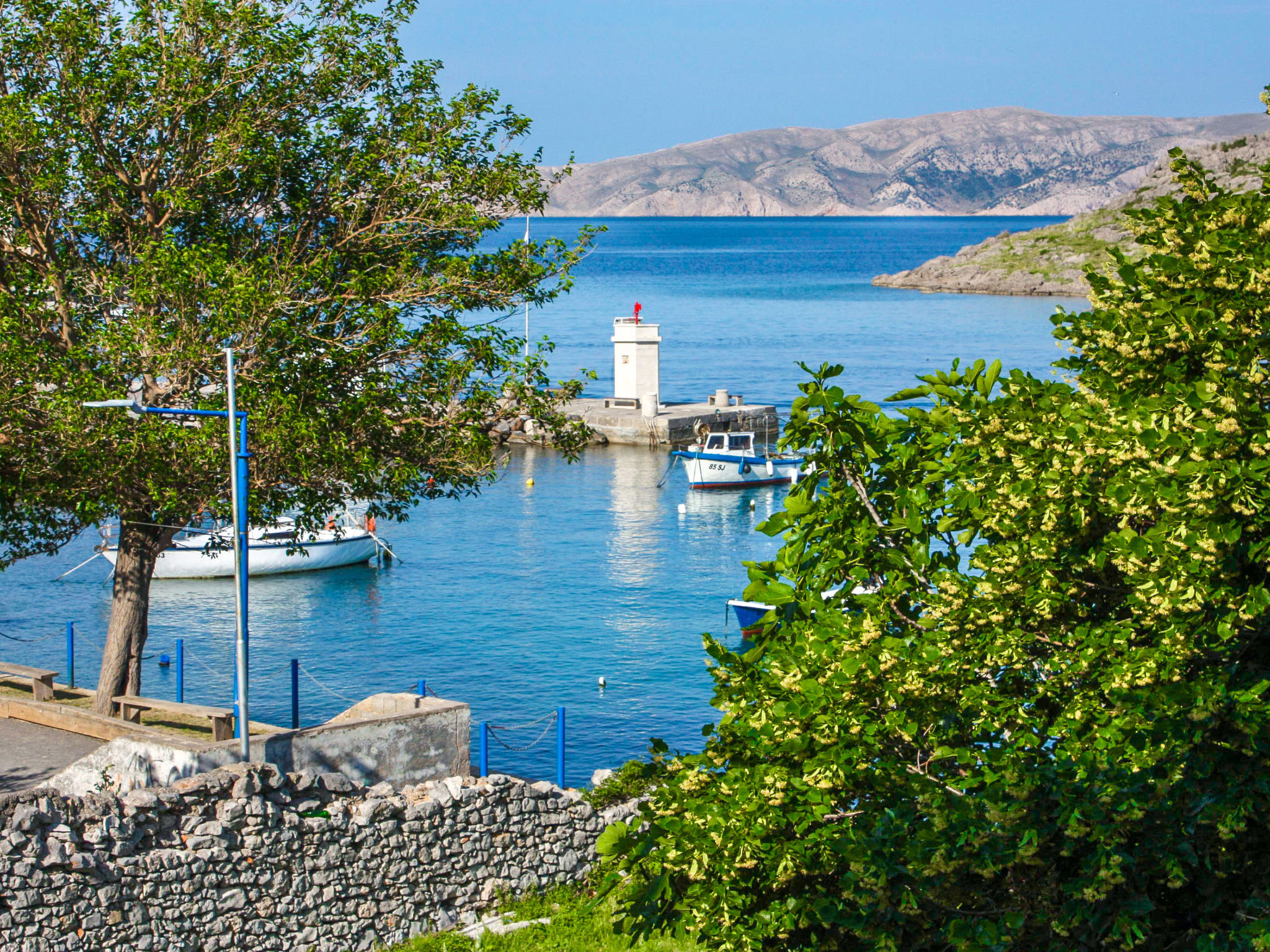 Appartement 2-kamers 42 m2 op de 1e verdieping, op het zuiden gelegen. Volledig gerenoveerd in 2017: woon-/eetkamer 20 m2 met 1 2-pers divanbed (160 cm, lengte 200 cm), Sat-TV (Flatscreen TV), air-con..