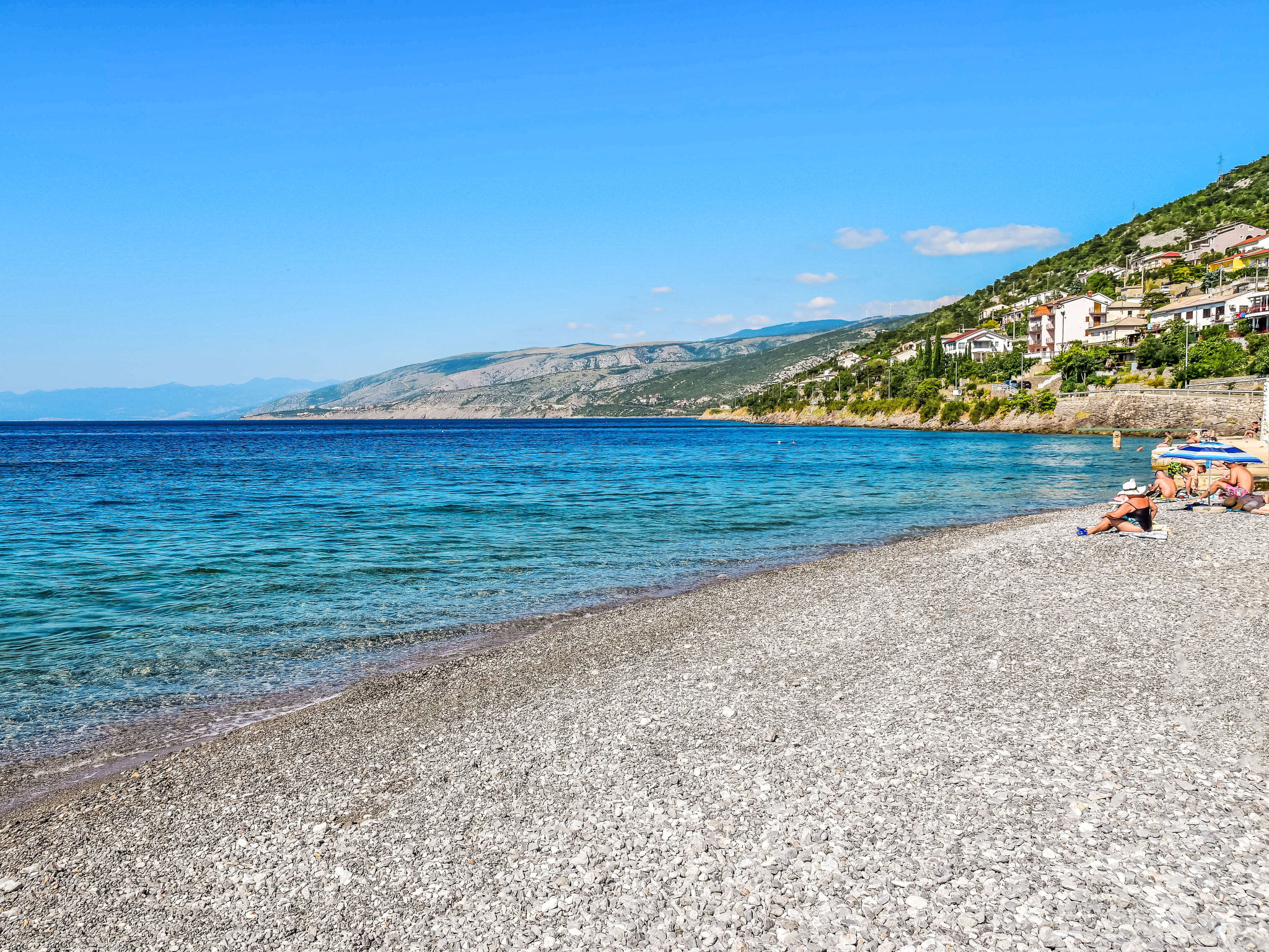 Appartement 3-kamers 60 m2, op verhoogde begane grond. Woonkamer met 1 2-pers divanbed (140 cm, lengte 200 cm), Sat-TV (Flatscreen TV). 1 kamer met 1 2-pers bed (160 cm, lengte 200 cm), air-conditioni..