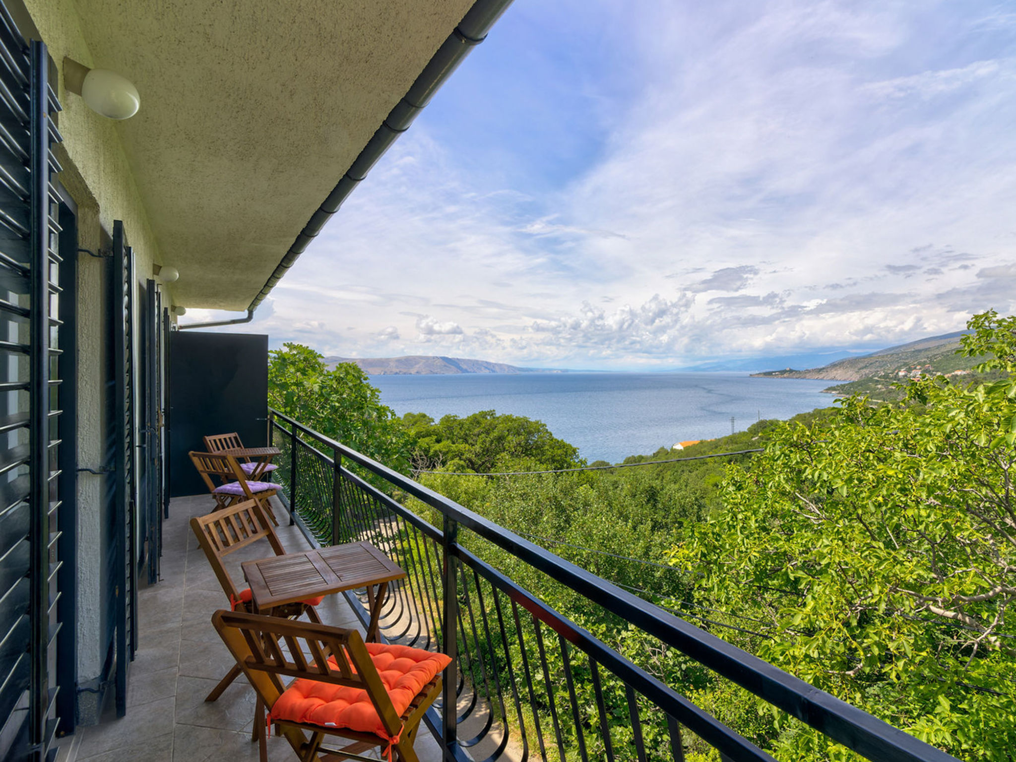 Appartement 3-kamers 60 m2 op de 1e verdieping. Woon-/eetkamer met TV en air-conditioning. 2 kamers, elke kamer heeft 1 2-pers bed (160 cm, lengte 200 cm). Uitgang naar het balkon. Open keuken (oven, ..