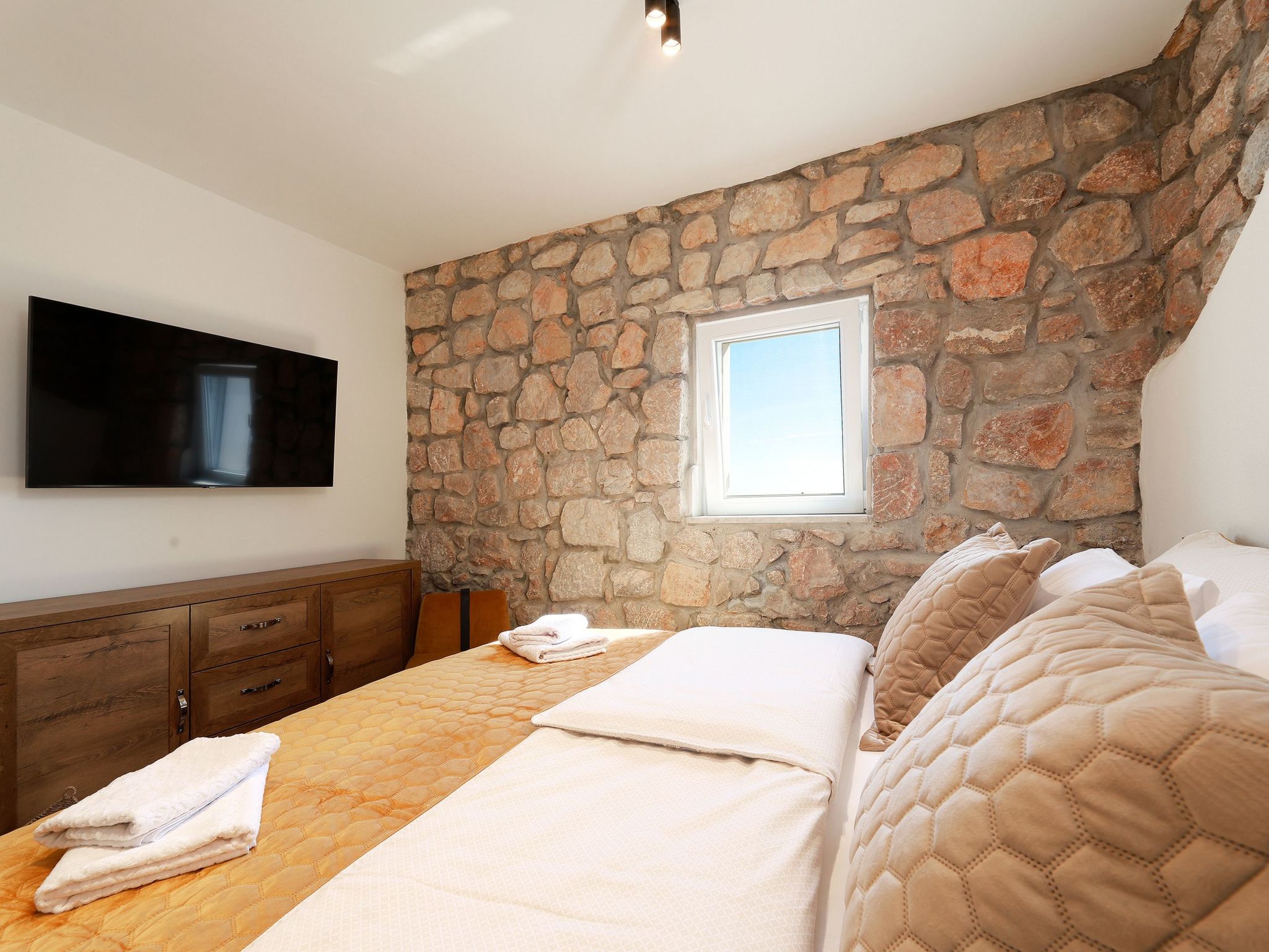 Vakantiehuis met omheinde tuin in Jablanac (Kroatië) 1 hond is welkom