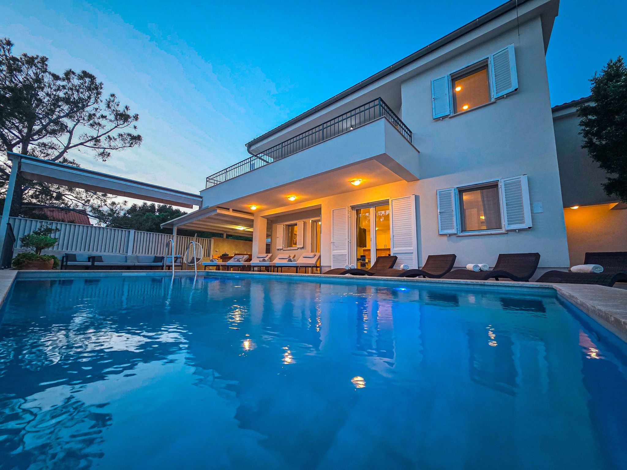 Geräumige, luxuriöse 5*-Ferienvilla mit Meerblick, eigenem Pool und großer Terr