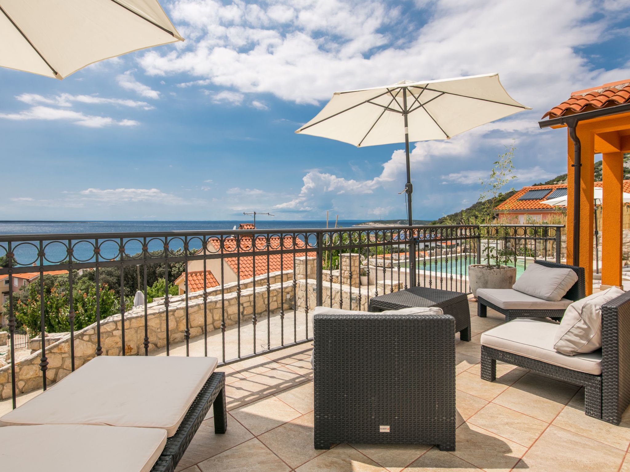 Exklusive und stilvolle Meerblick-Inselvilla-Drinnen