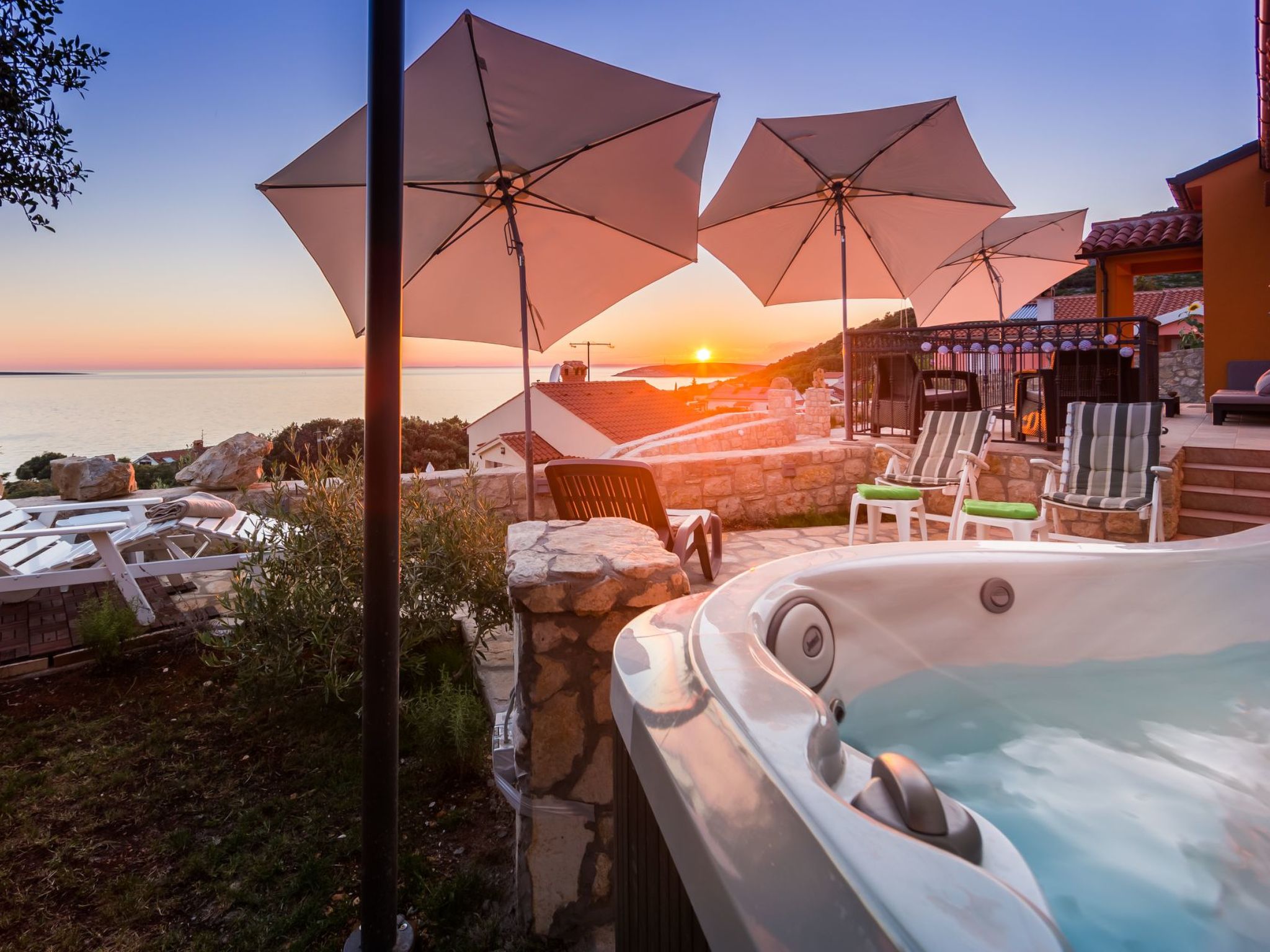 Exklusive und stilvolle Meerblick-Inselvilla-Drinnen