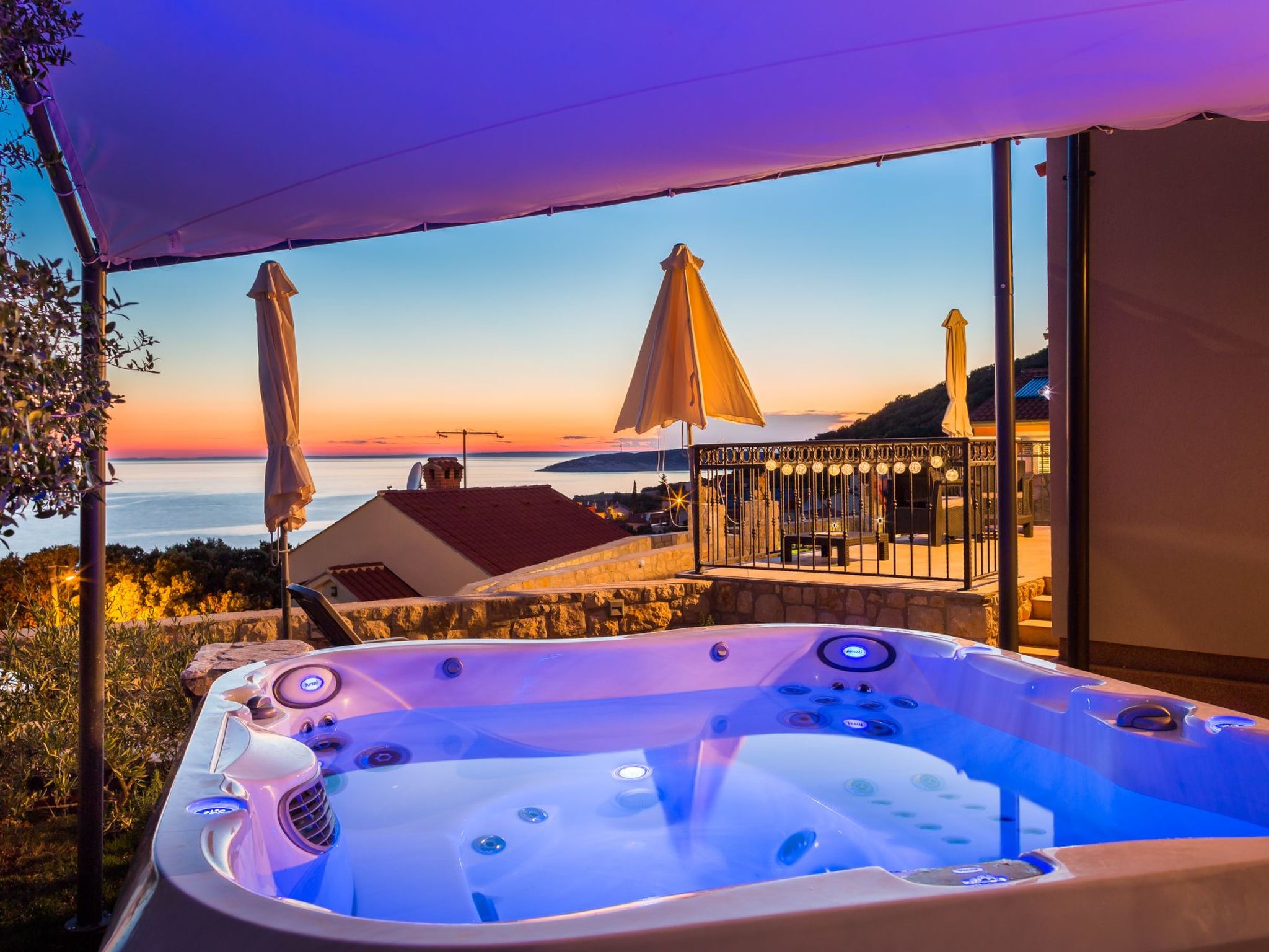 Exklusive und stilvolle Meerblick-Inselvilla-Drinnen