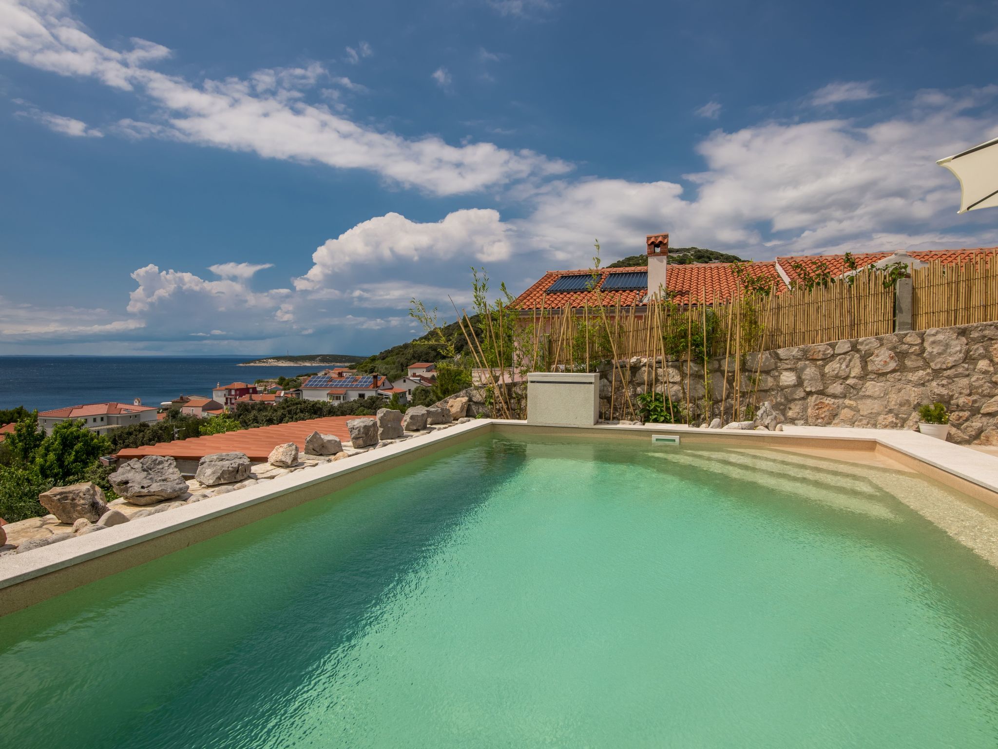 Exklusive und stilvolle Meerblick-Inselvilla-Drinnen