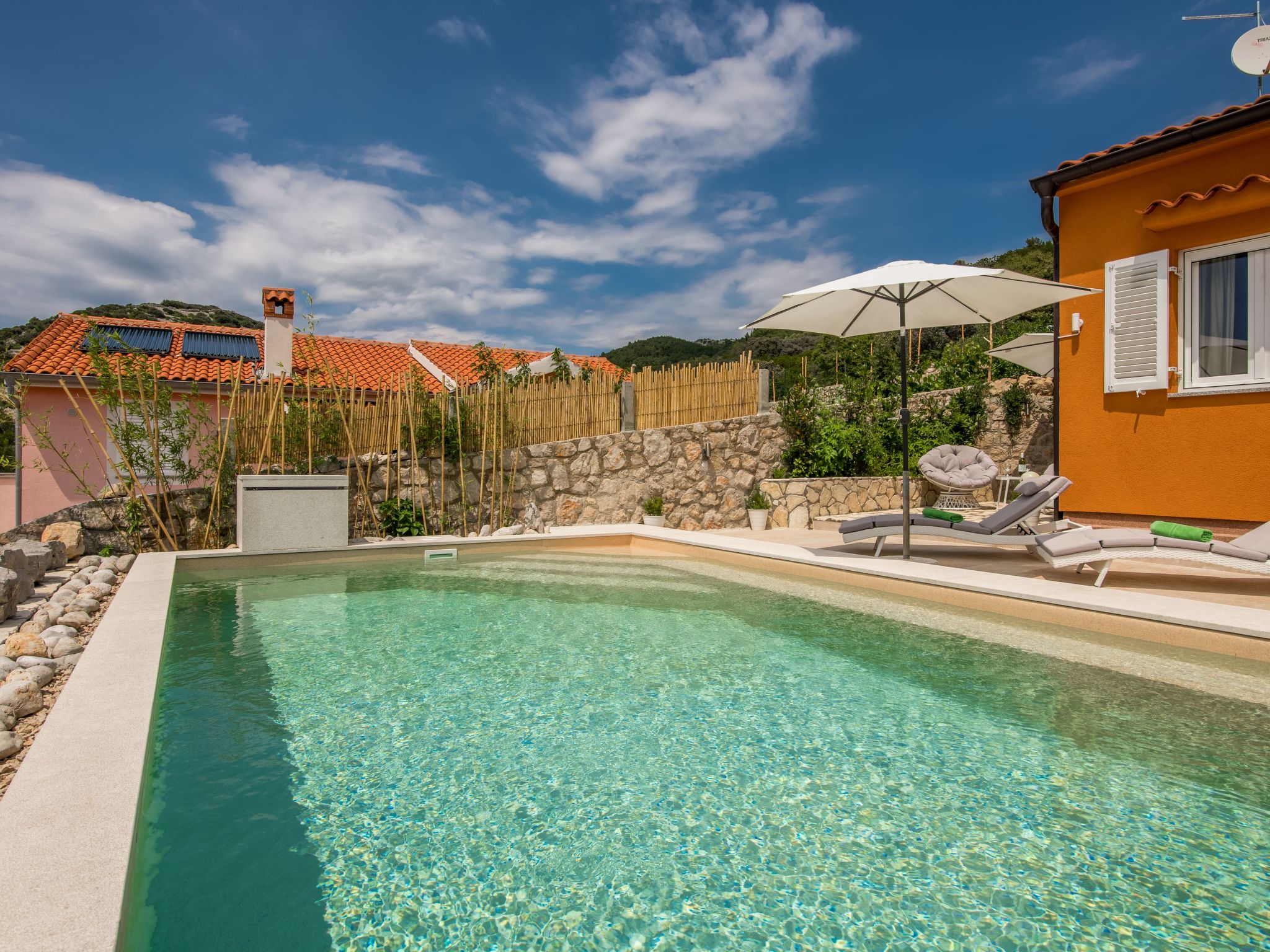 Exklusive und stilvolle Meerblick-Inselvilla-Drinnen