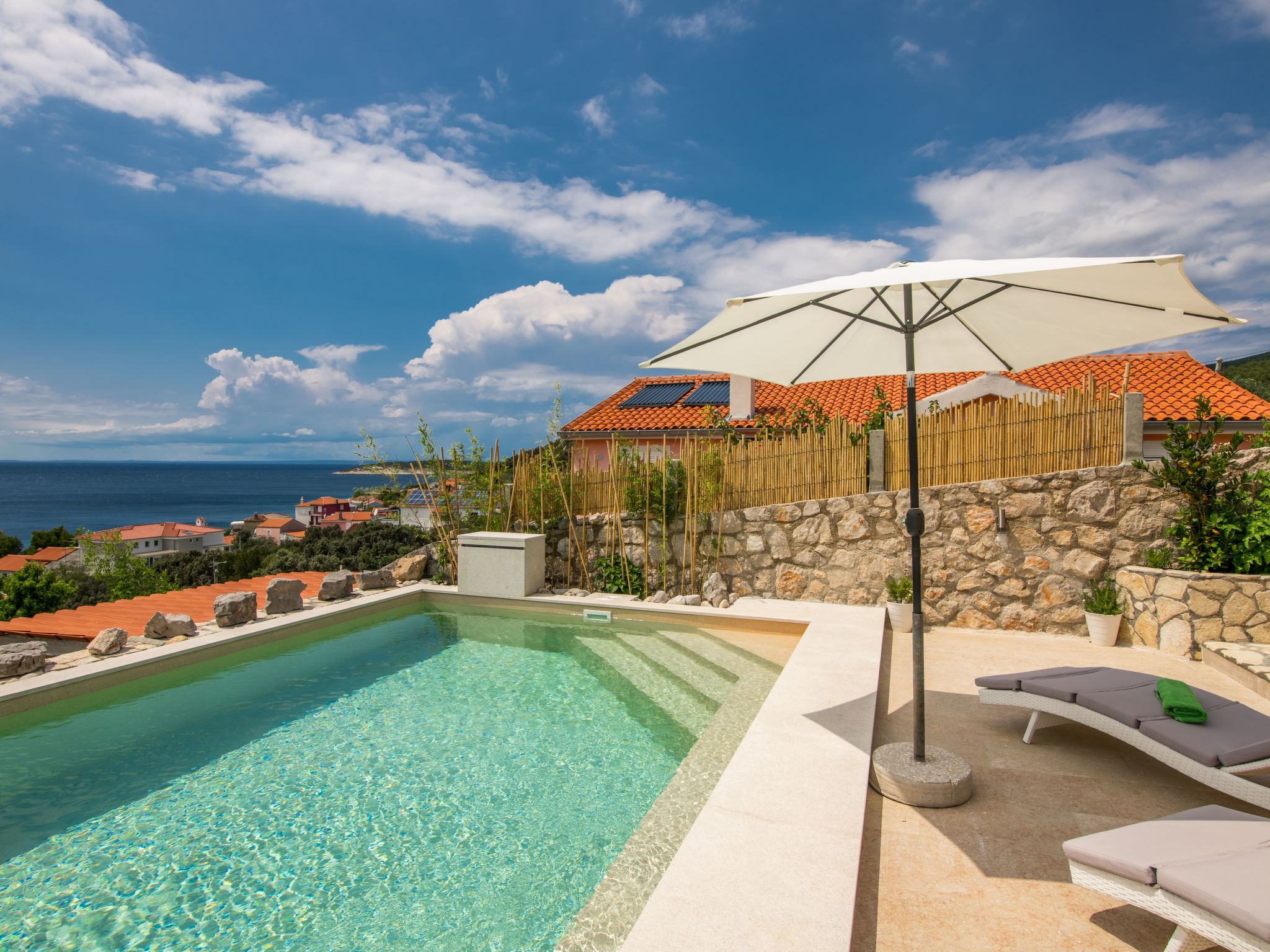 Exklusive und stilvolle Meerblick-Inselvilla-Drinnen