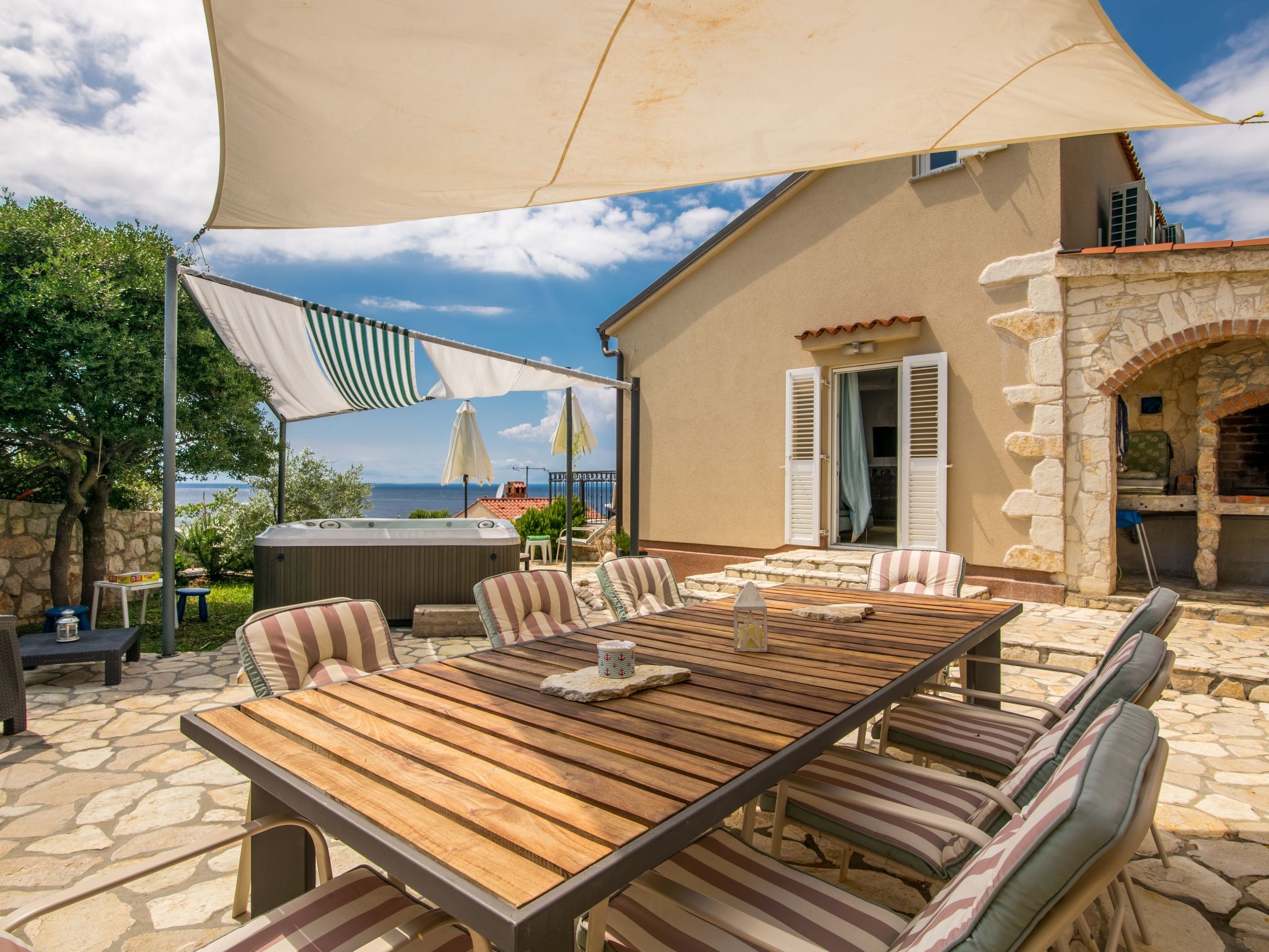 Exklusive und stilvolle Meerblick-Inselvilla-Drinnen