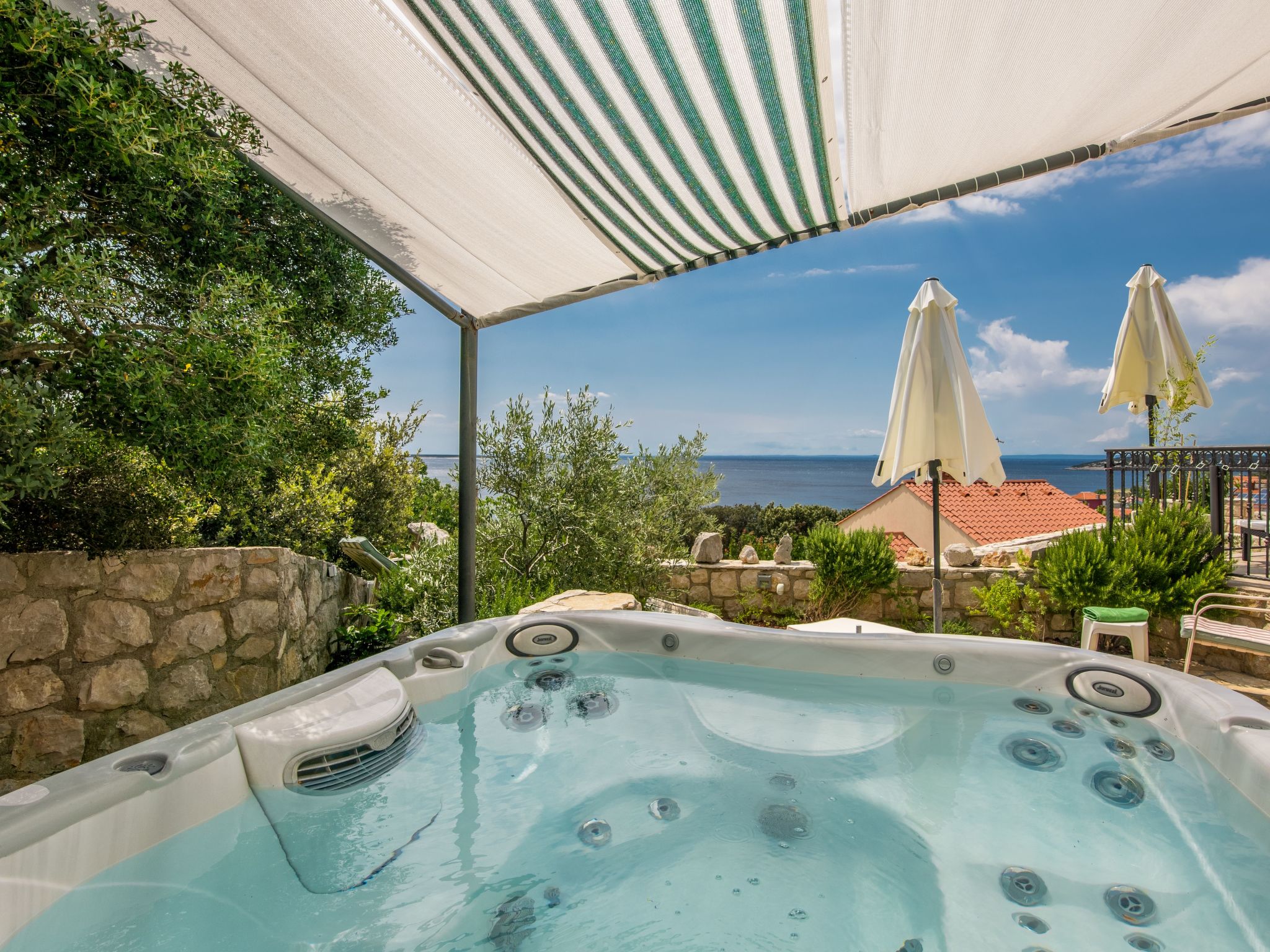 Exklusive und stilvolle Meerblick-Inselvilla-Drinnen