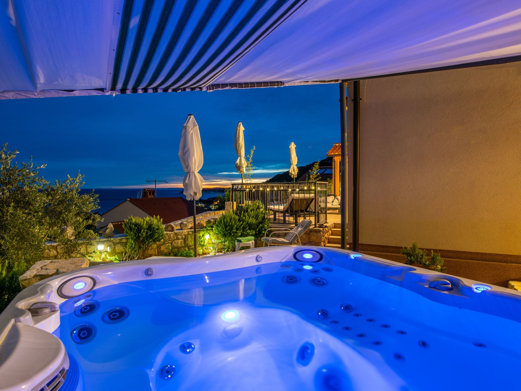 Exklusive und stilvolle Meerblick-Inselvilla-Drinnen