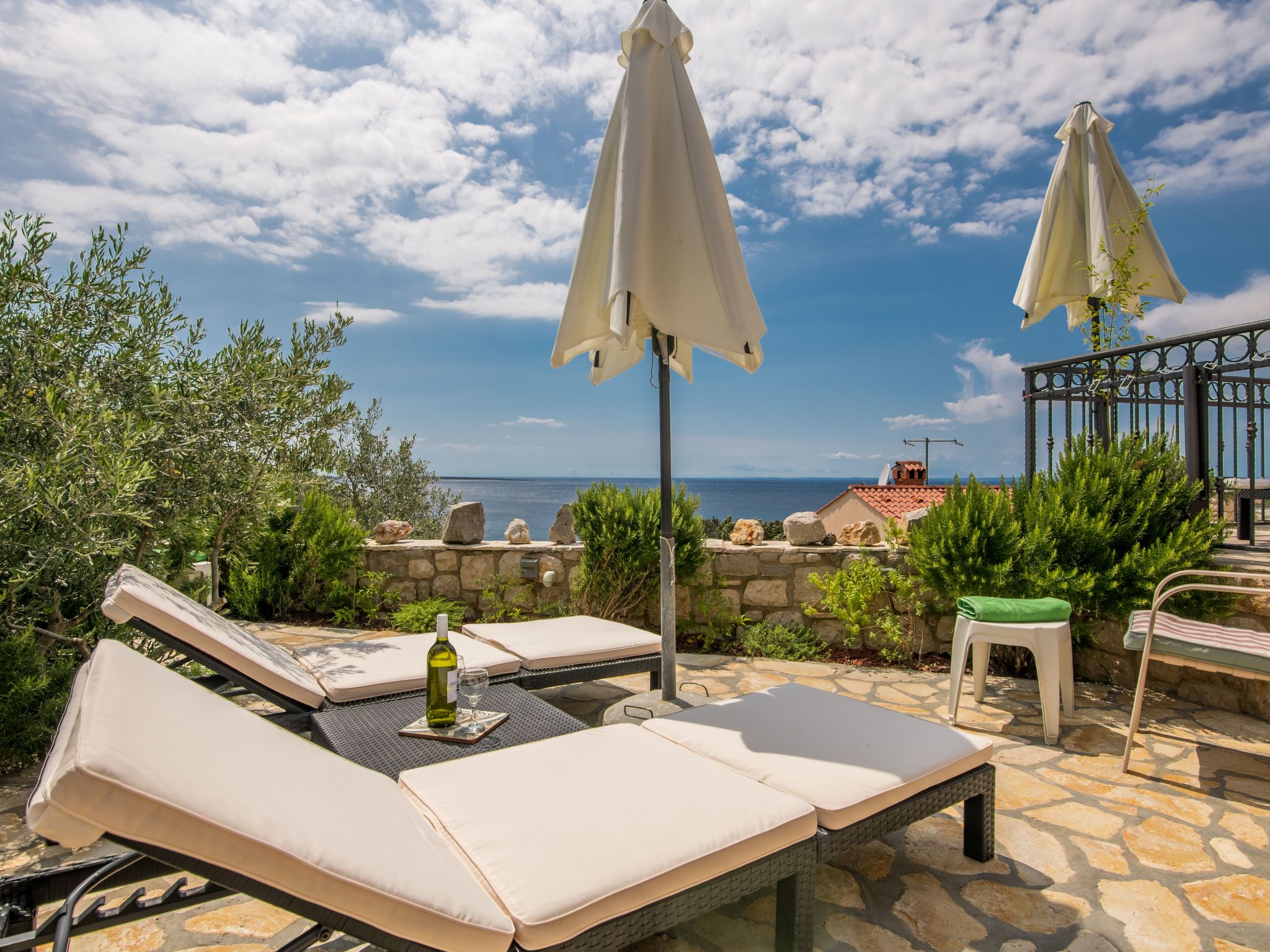 Exklusive und stilvolle Meerblick-Inselvilla-Drinnen