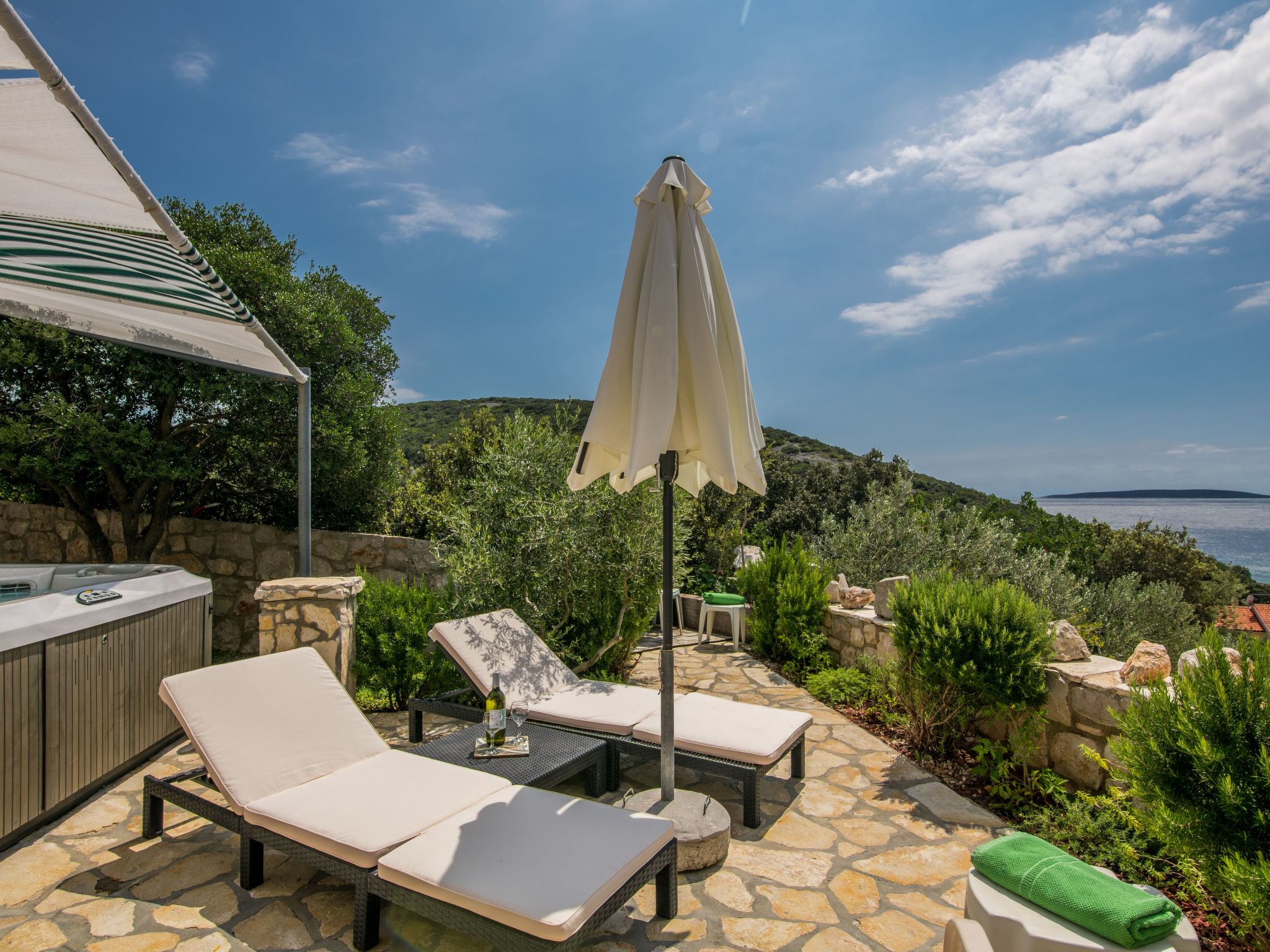 Exklusive und stilvolle Meerblick-Inselvilla-Drinnen