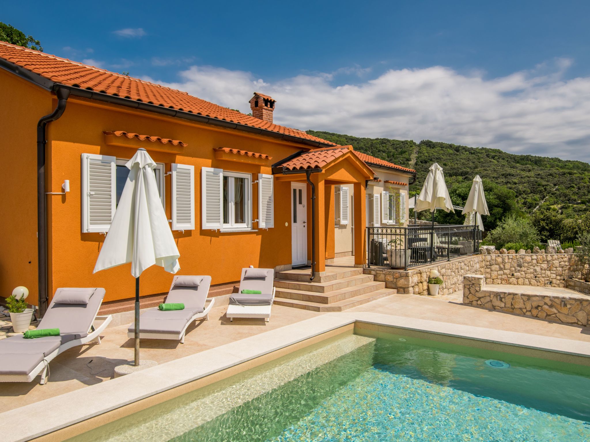 Exklusive und stilvolle Meerblick-Inselvilla-Drinnen