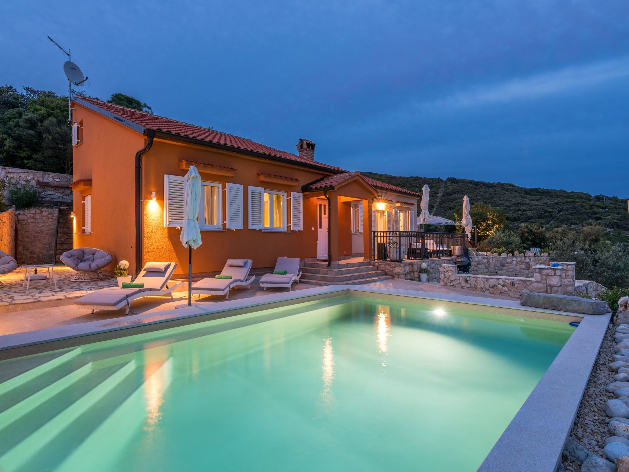 Exklusive und stilvolle Meerblick-Inselvilla-Drinnen