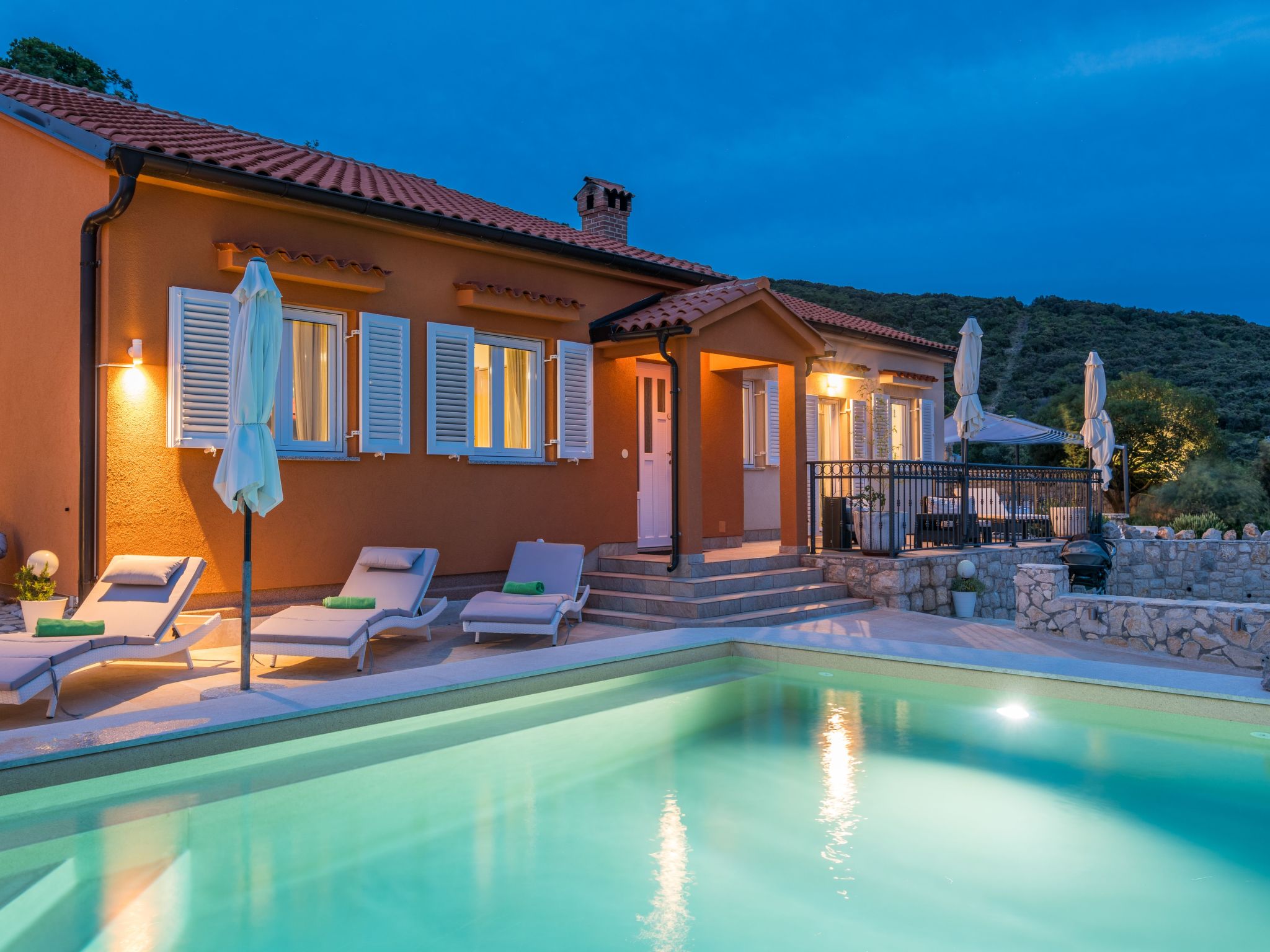 Exklusive und stilvolle Meerblick-Inselvilla-Drinnen