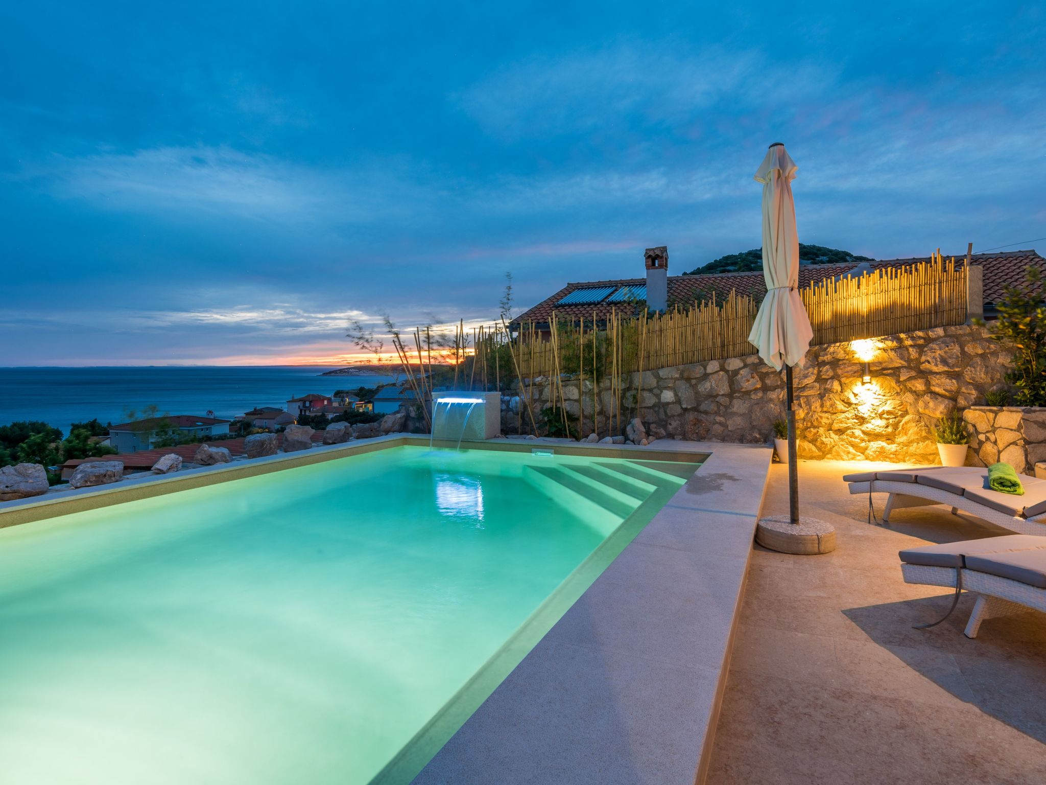 Exklusive und stilvolle Meerblick-Inselvilla-Drinnen