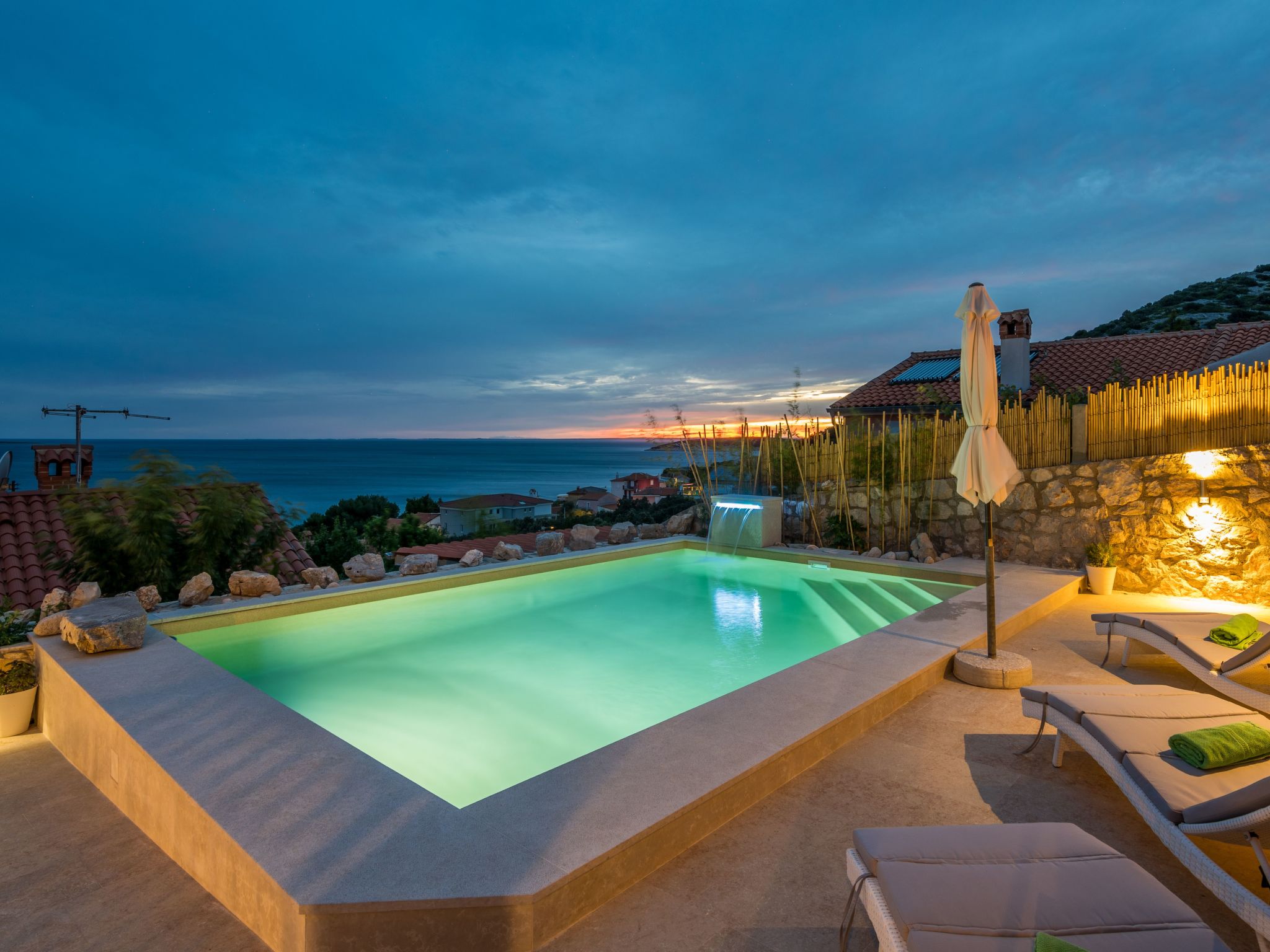 Exklusive und stilvolle Meerblick-Inselvilla-Drinnen