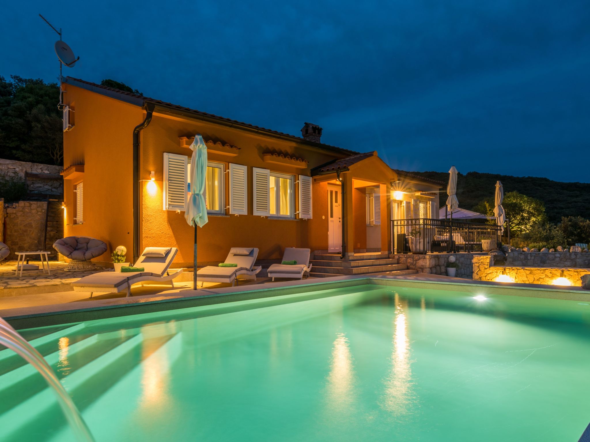 Exklusive und stilvolle Meerblick-Inselvilla-Drinnen