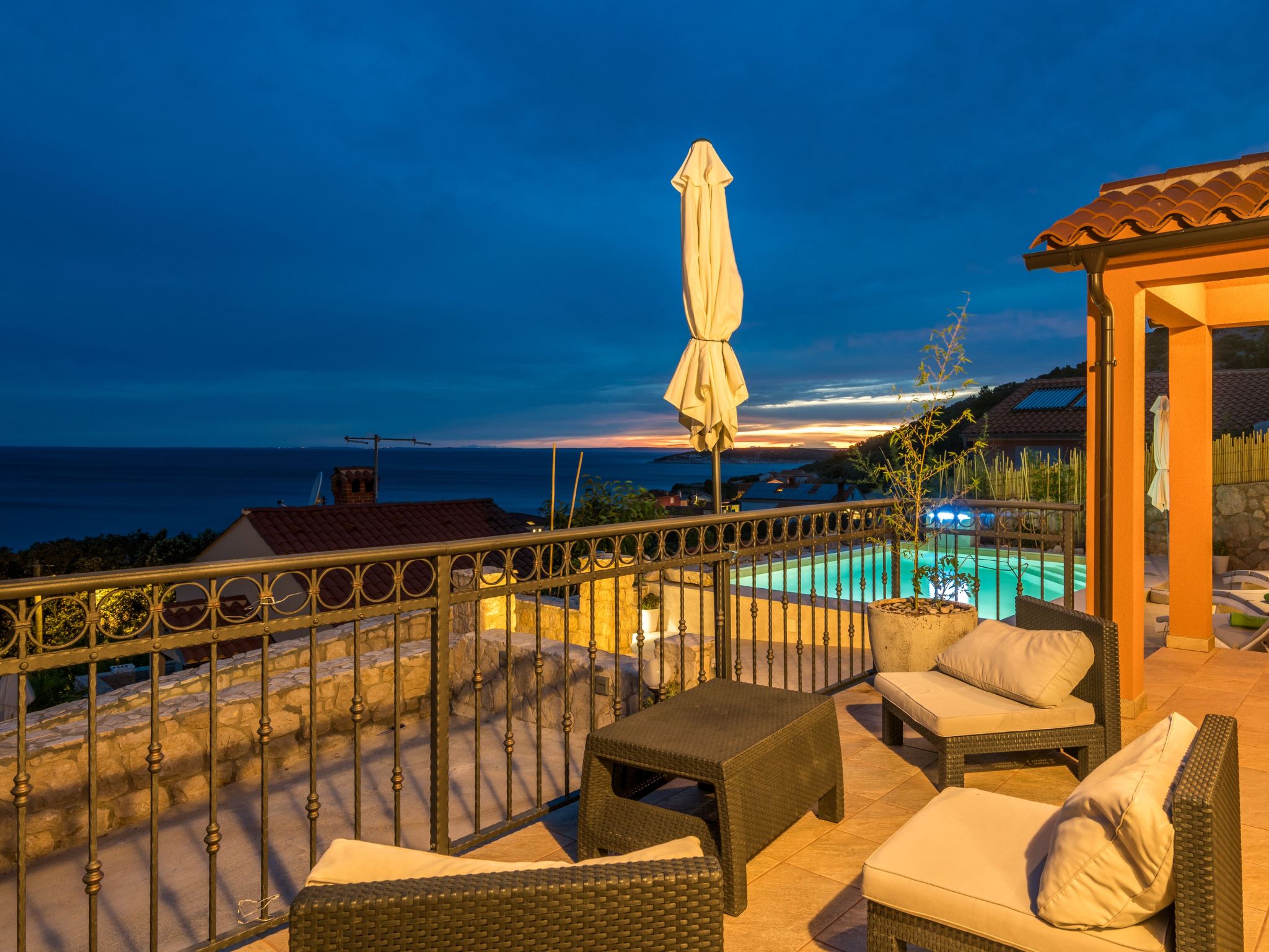 Exklusive und stilvolle Meerblick-Inselvilla-Drinnen