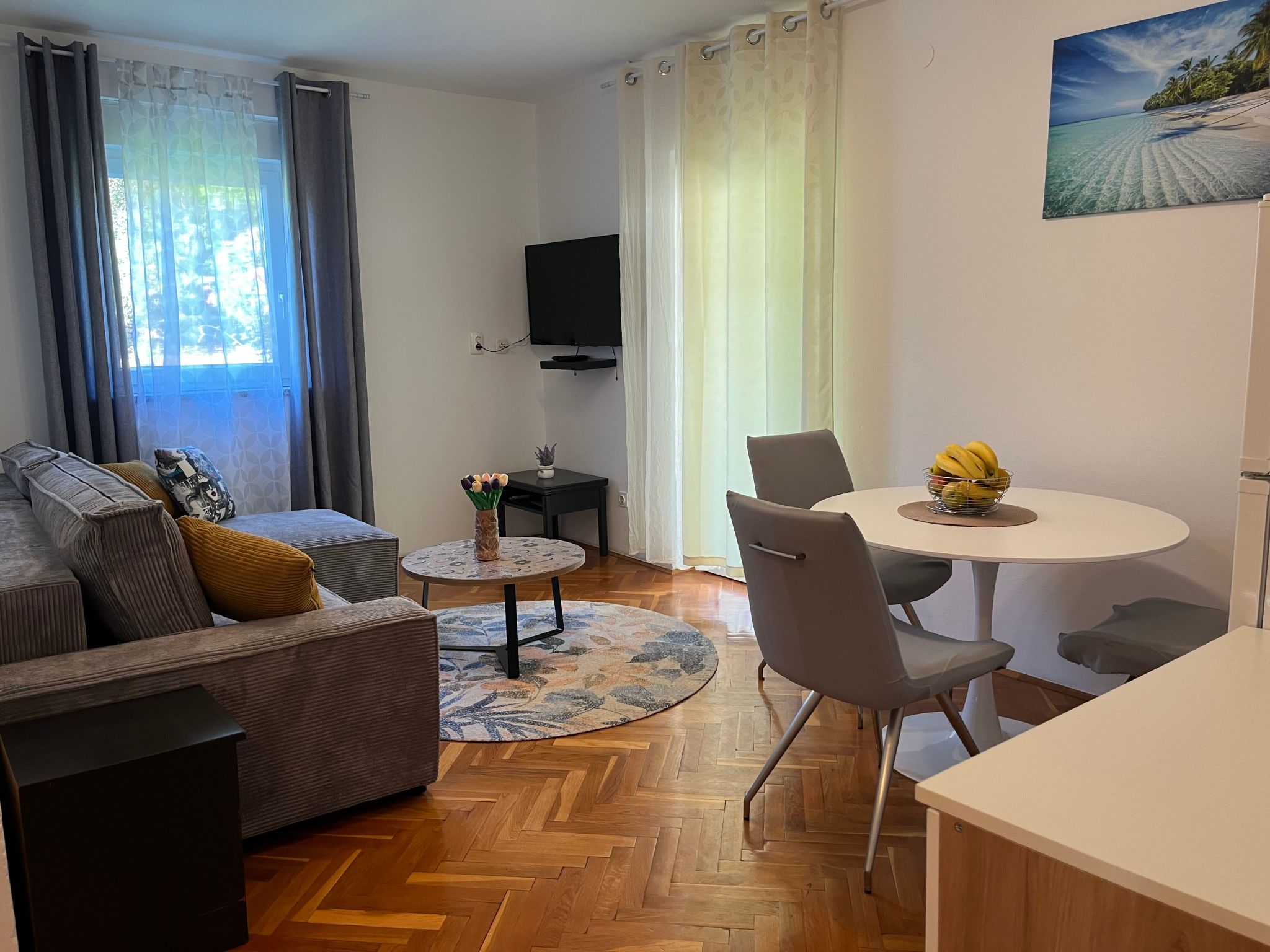 The villa with a few apartments is in the little town Mali Losinj, with a beautiful view of Velebit. There is a parking space on the pavement and there is space for bicycles in the hallway of the hous..