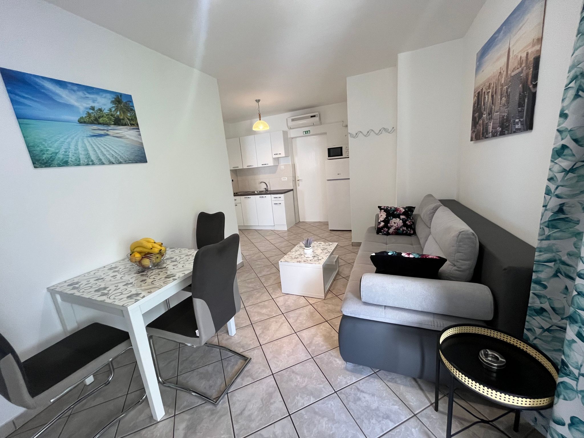 The villa with just a few apartments is in the little town Mali Losinj, with a beautiful view of Velebit.There is a parking space on the pavement and there is space for bicycles in the hallway of the ..