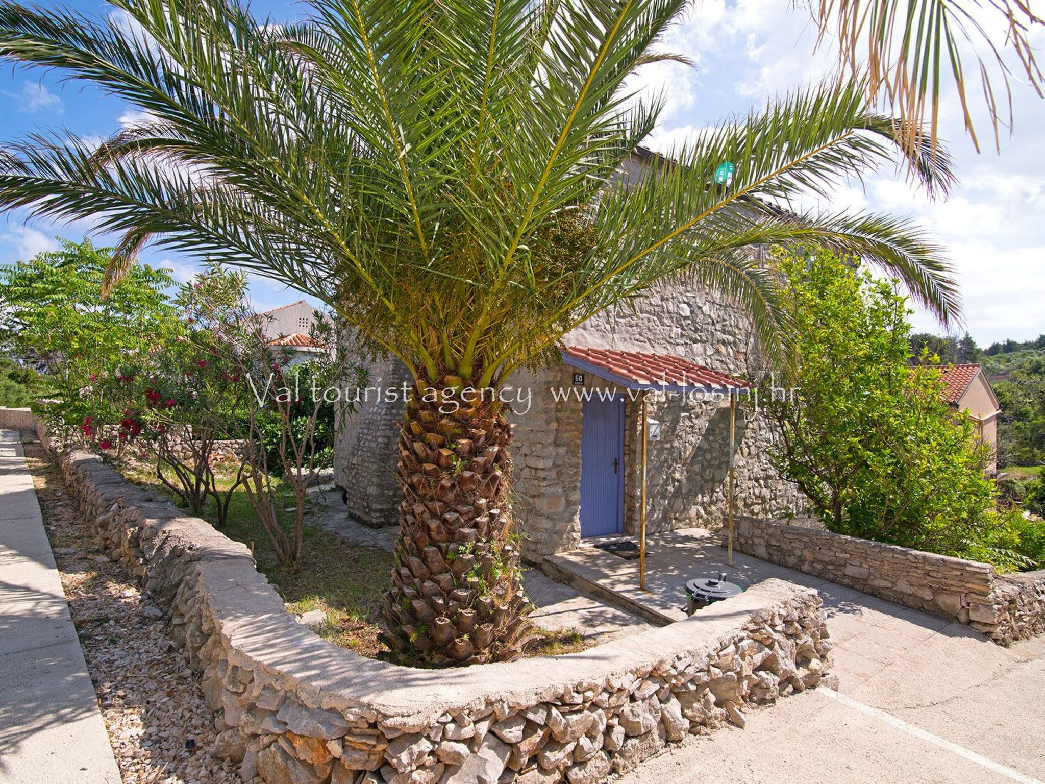 Discover the perfect getaway in Veli Lošinj, Kvarner Bay, where the essence of relaxation meets the beauty of the sea. This appealing apartment, poised for an unforgettable vacation for 4 guests, pre..