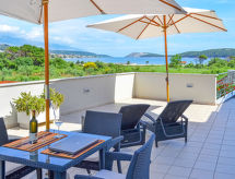 Zonnig appartement voor 3 op 200m van zee en strand in Rab - thumbnail 1