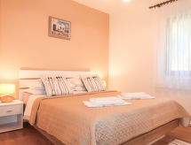Knusse 2-slaapkamer woning op 800m van strand en centrum Rab - thumbnail 3