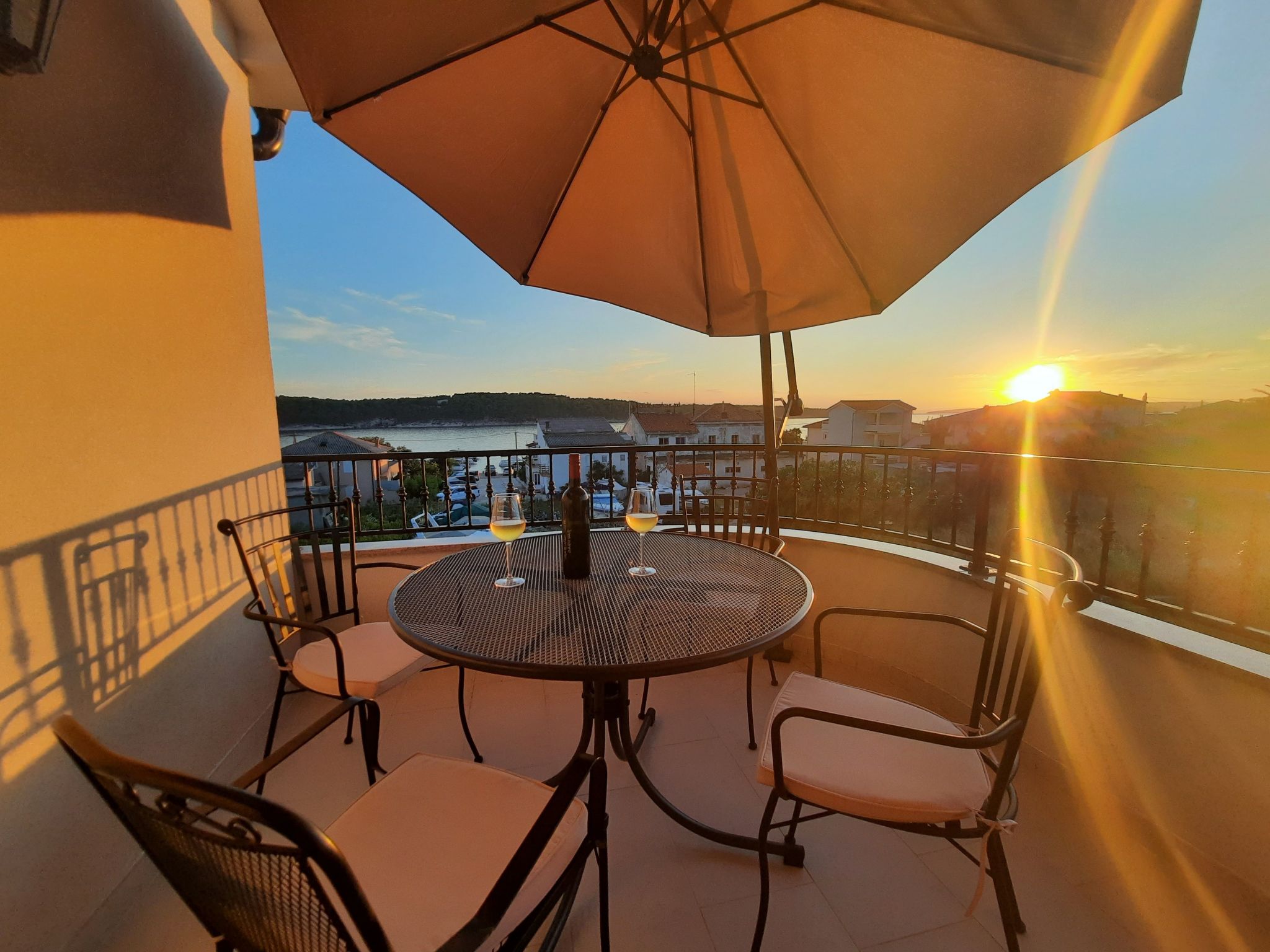 Tolle Wohnung Amphora mit möbliertem Balkon-Binnen