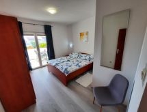 Luxe appartement aan zee met balkon op Rab – 50 meter tot het strand - thumbnail 1