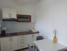 Luxe appartement aan zee met balkon op Rab – 50 meter tot het strand - thumbnail 4