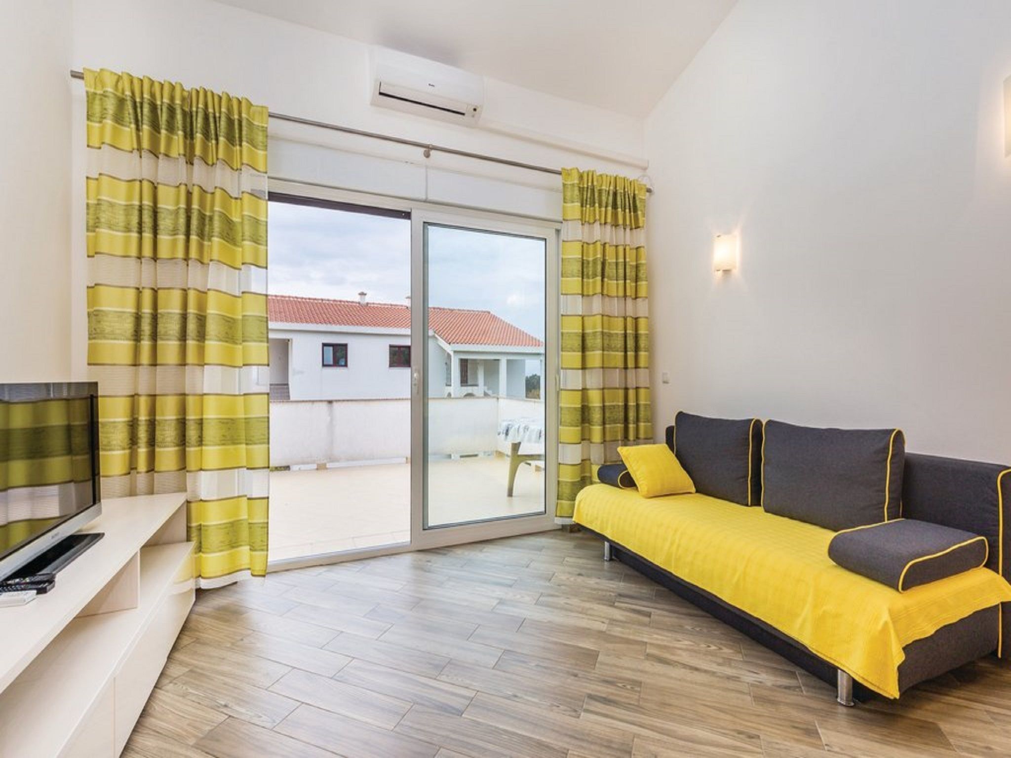 NR.2  SANDRA - APP 4-Inside