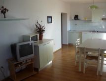 Zonovergoten appartement met whirlpool en tuin op 250 meter van zee in Rab - thumbnail 5