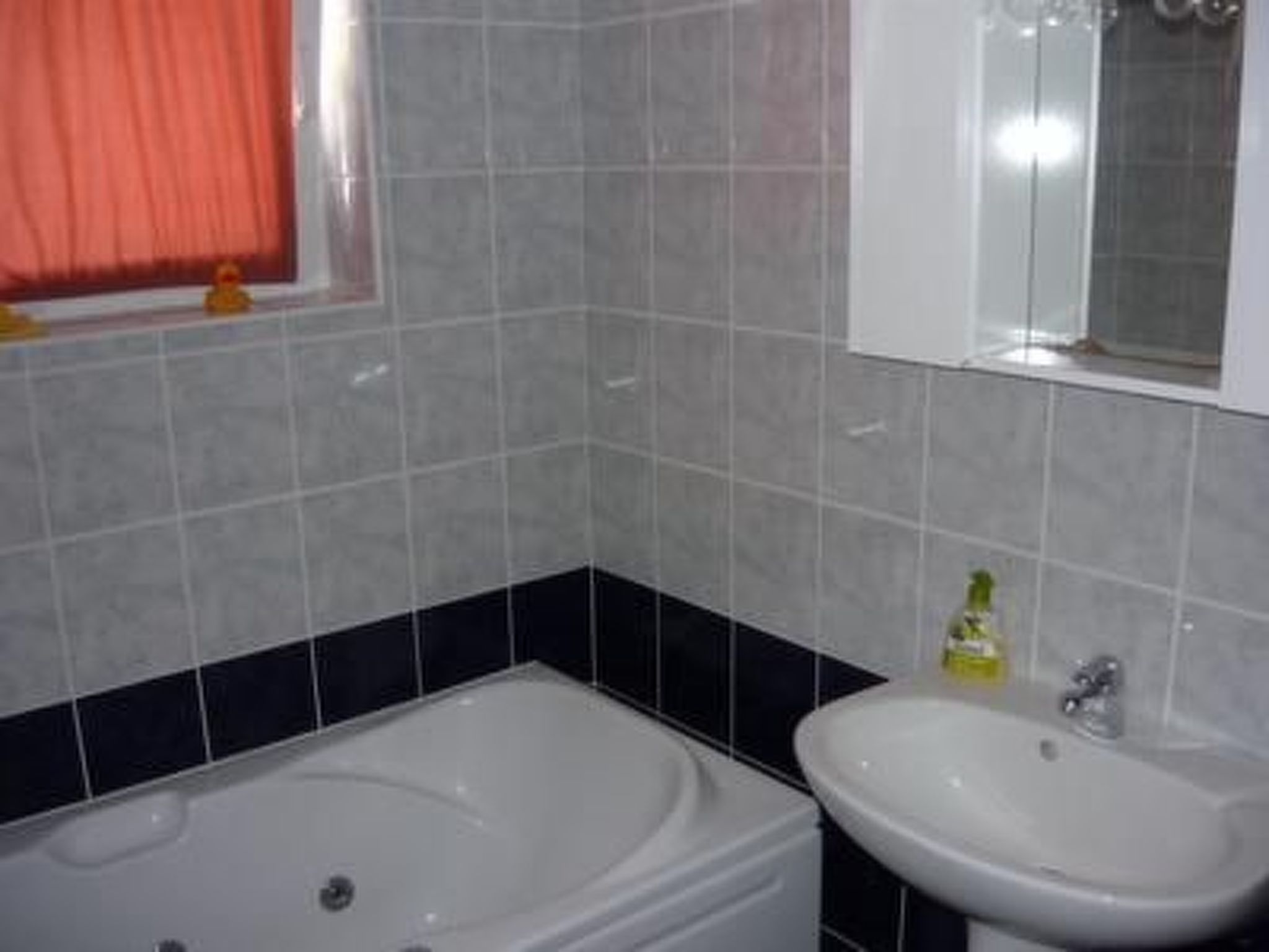 Nette Ferienwohnung mit Whirlpool und Garten-Binnen